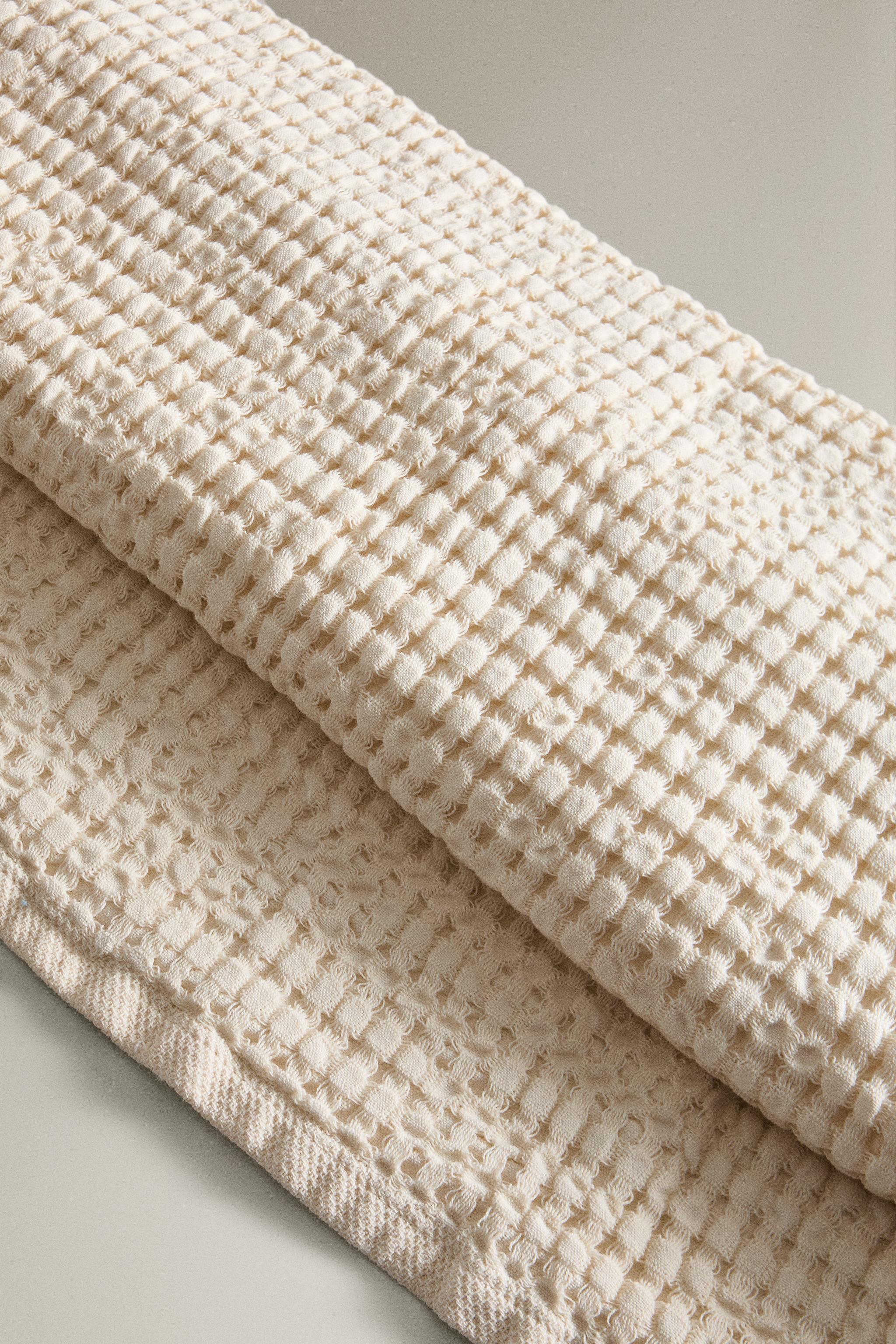 CHUNKY WAFFLE-KNIT BATH TOWEL