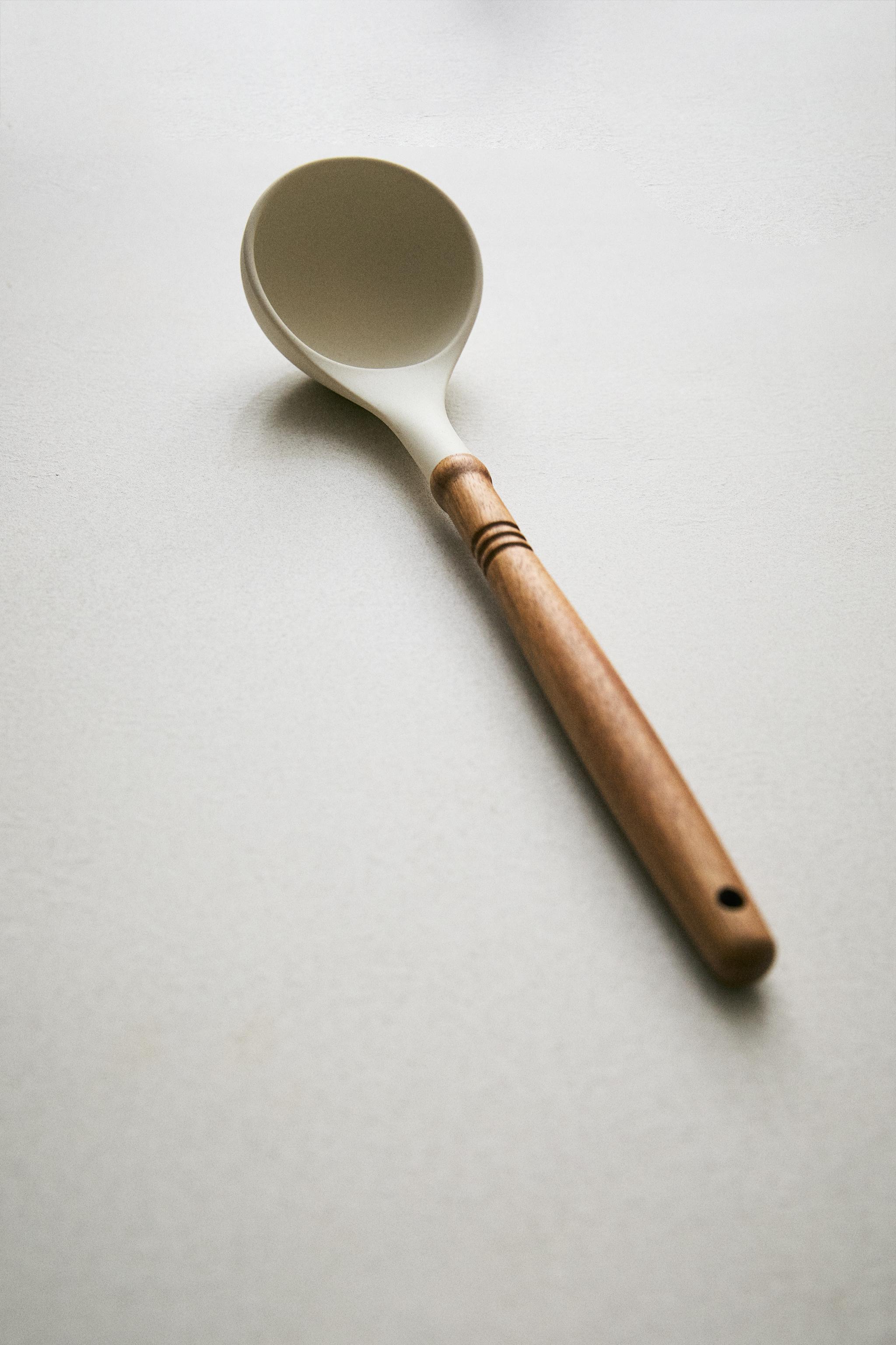 SILICONE AND WOODEN LADLE