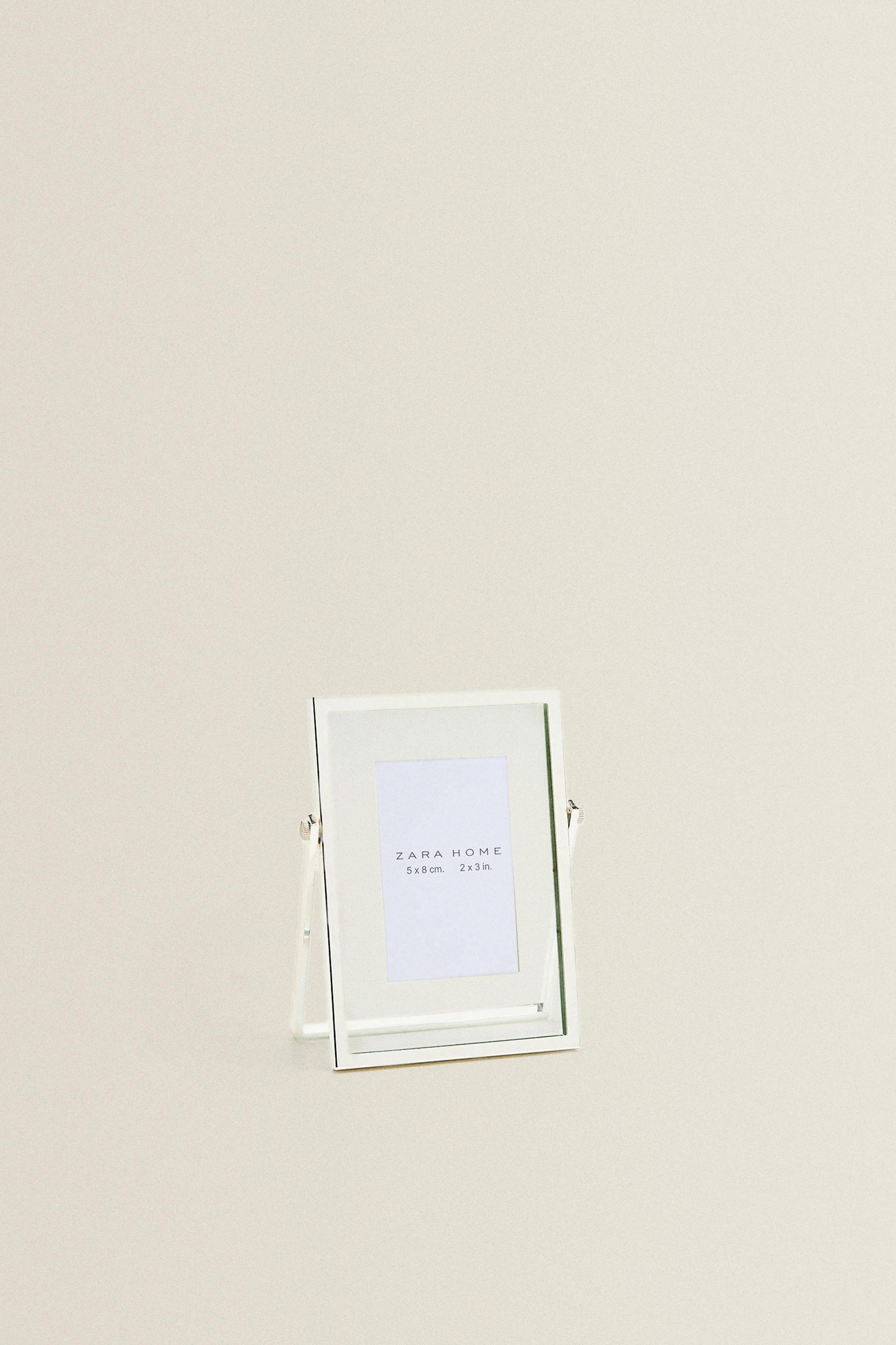PICTURE FRAME WITH STAND