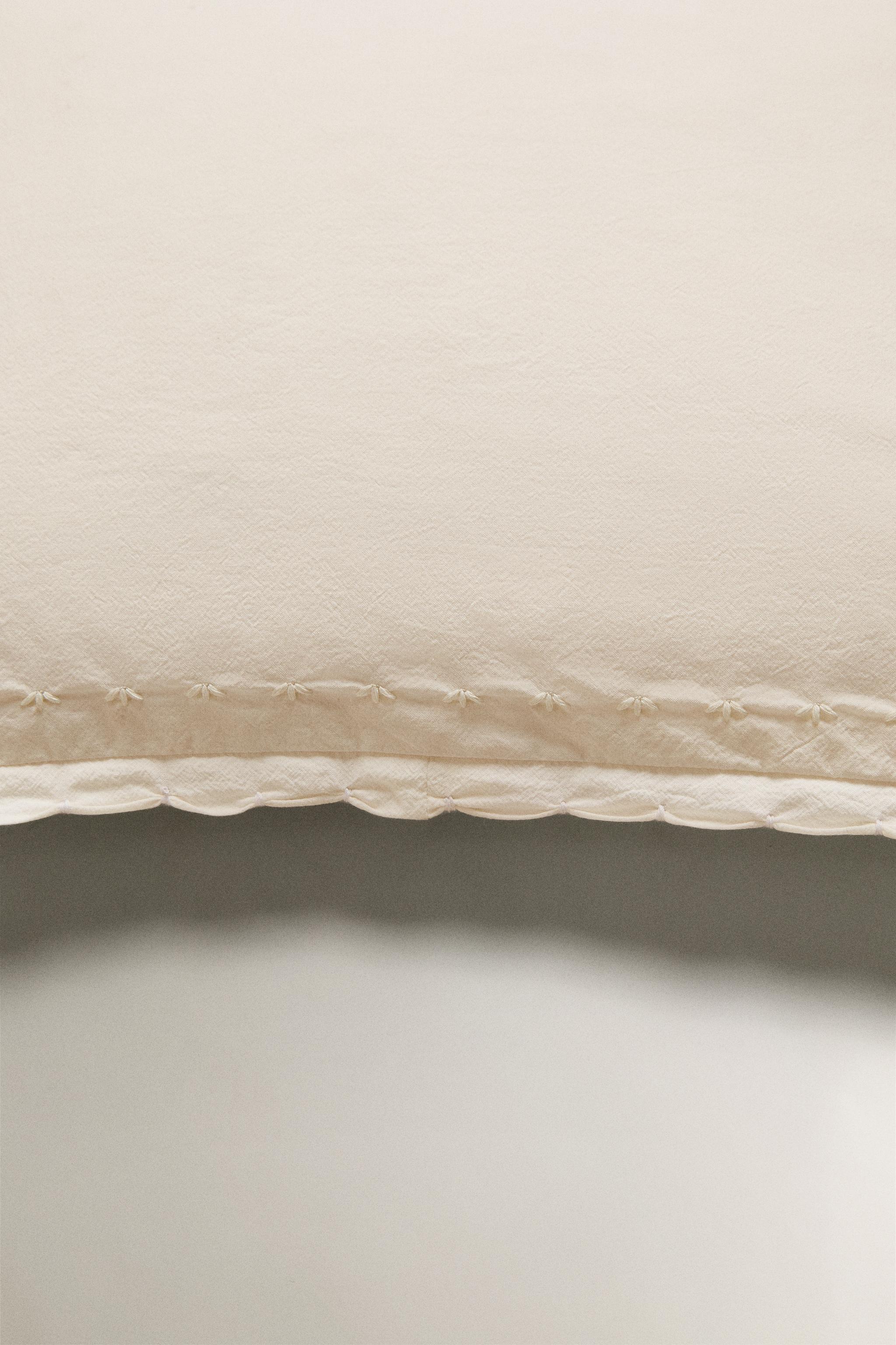 CHILDREN'S THROW PILLOW COVER WITH SCALLOPED EDGE