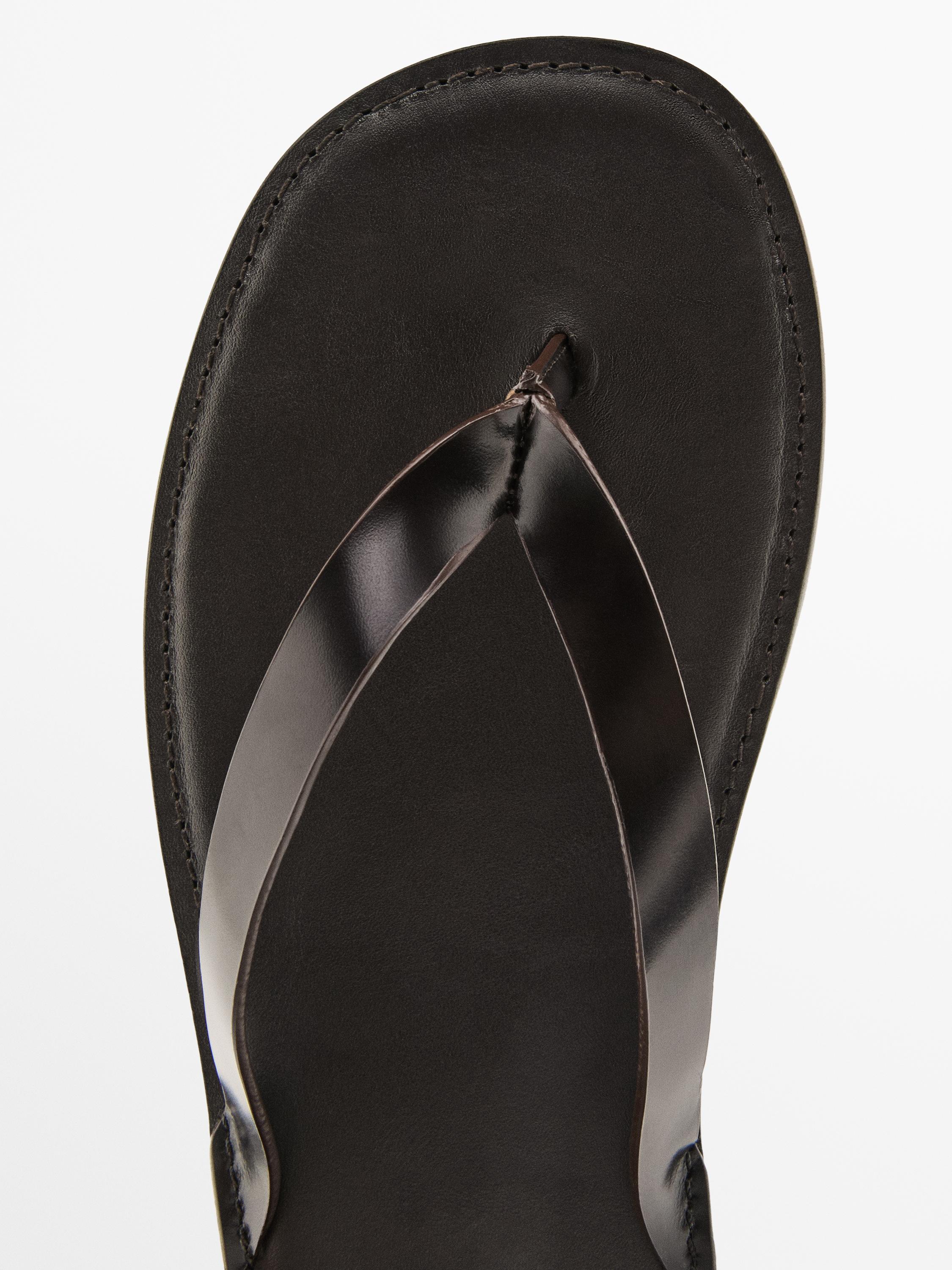 Leather sandals with toe divider