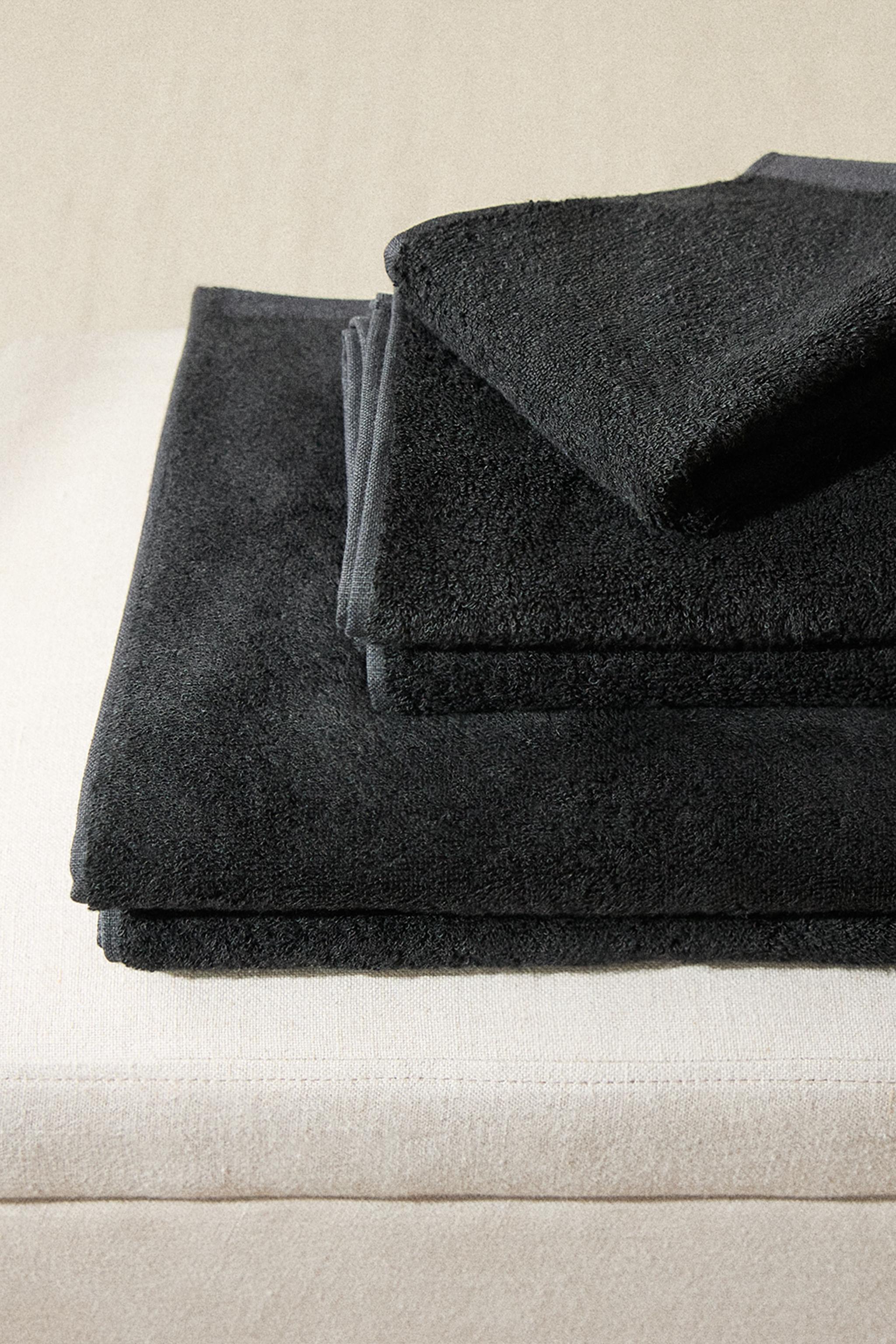 TERRYCLOTH BATH TOWEL WITH A PLAIN DESIGN