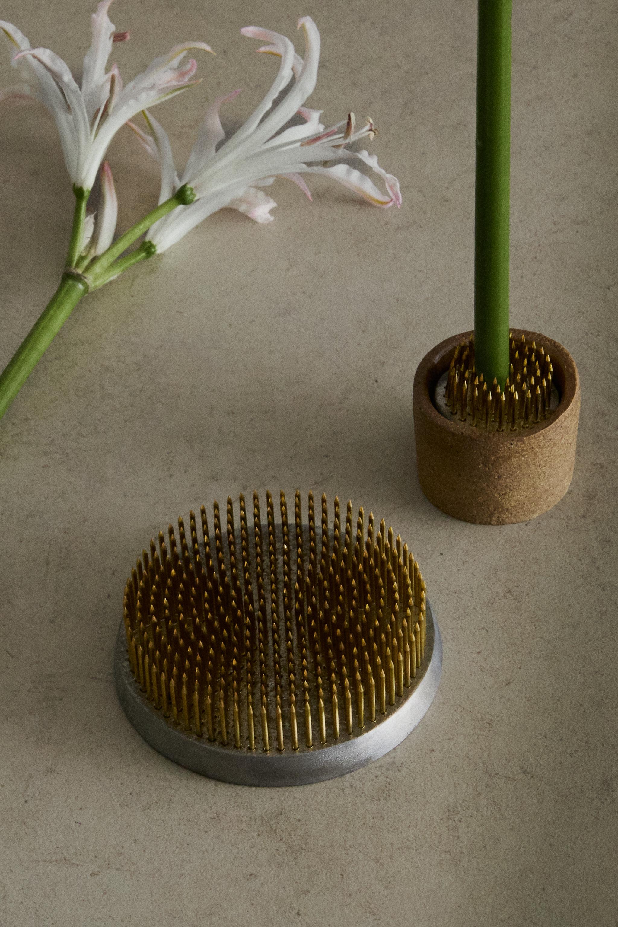KENZAN FLOWER HOLDER