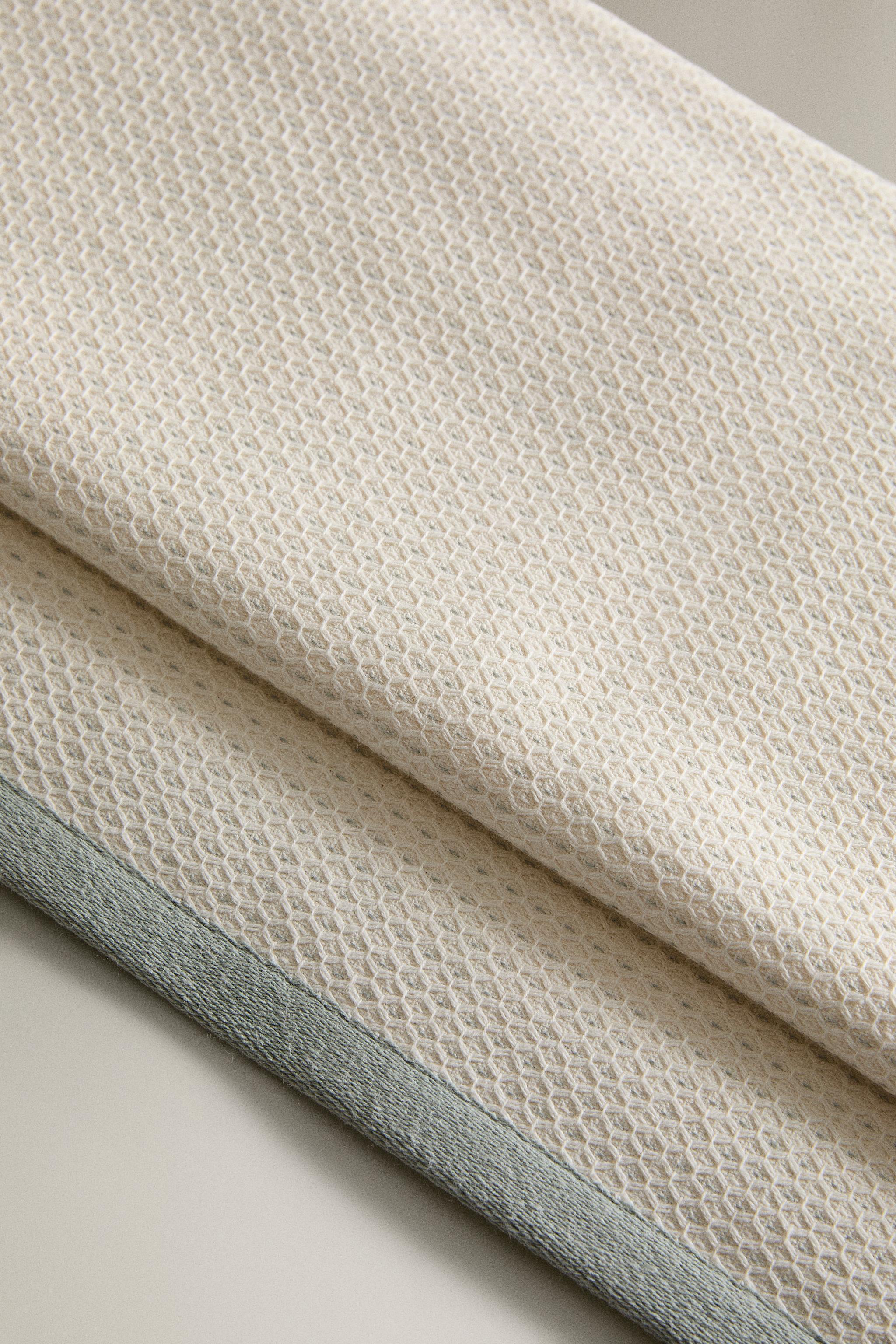 TEXTURED BATH TOWEL WITH TOPSTITCHING