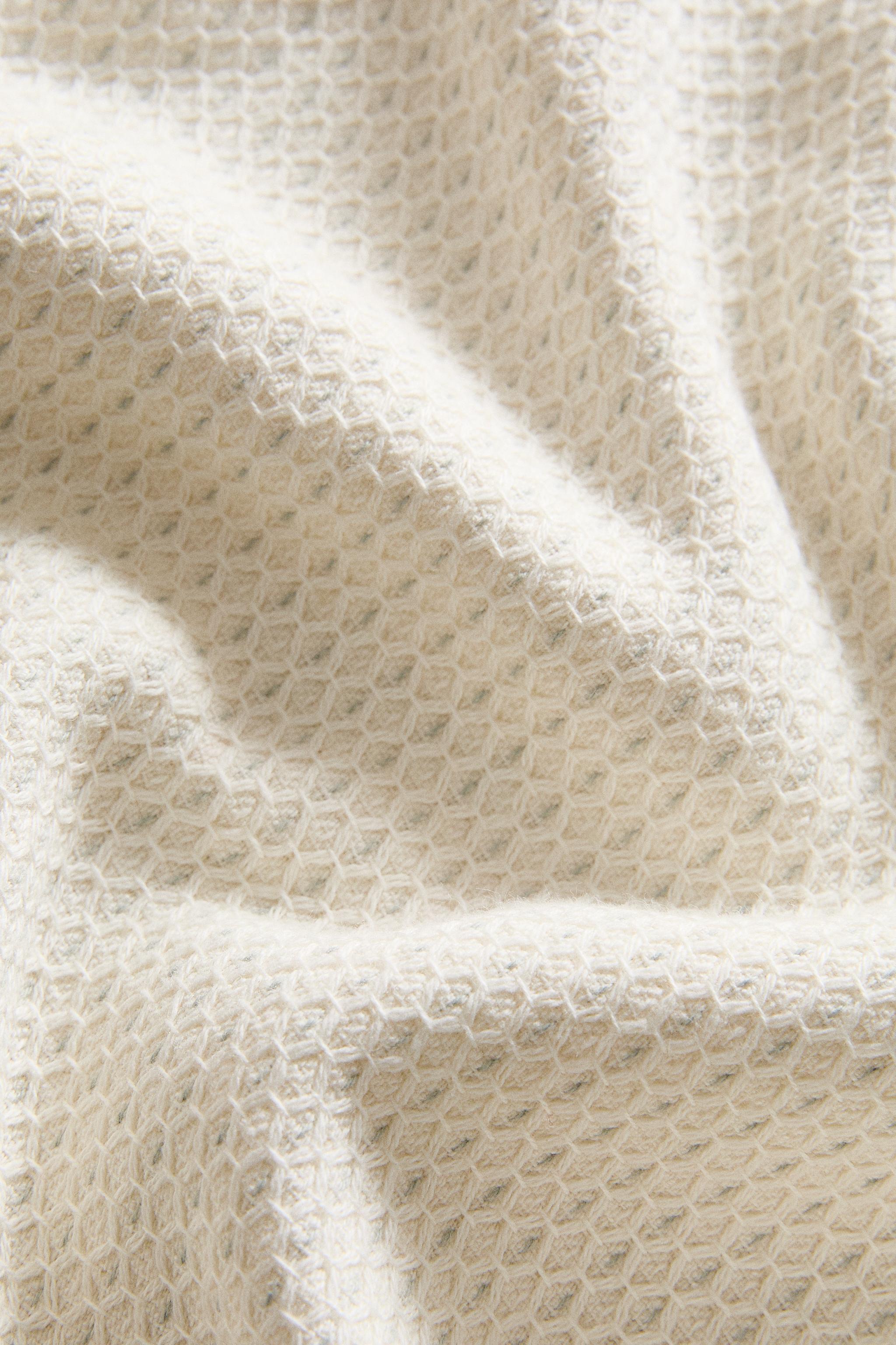 TEXTURED BATH TOWEL WITH TOPSTITCHING