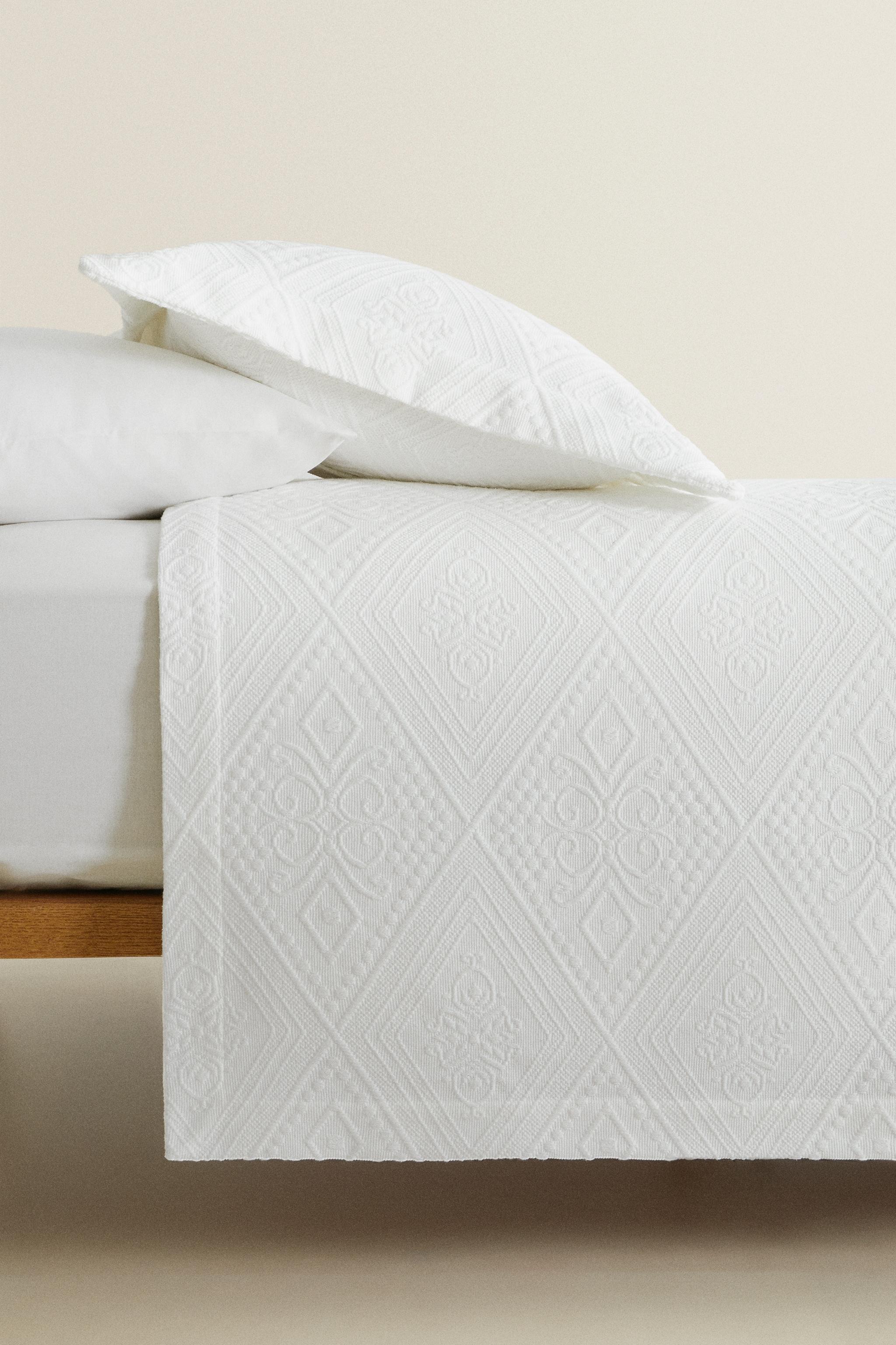 COTTON BEDSPREAD WITH A GEOMETRIC DESIGN