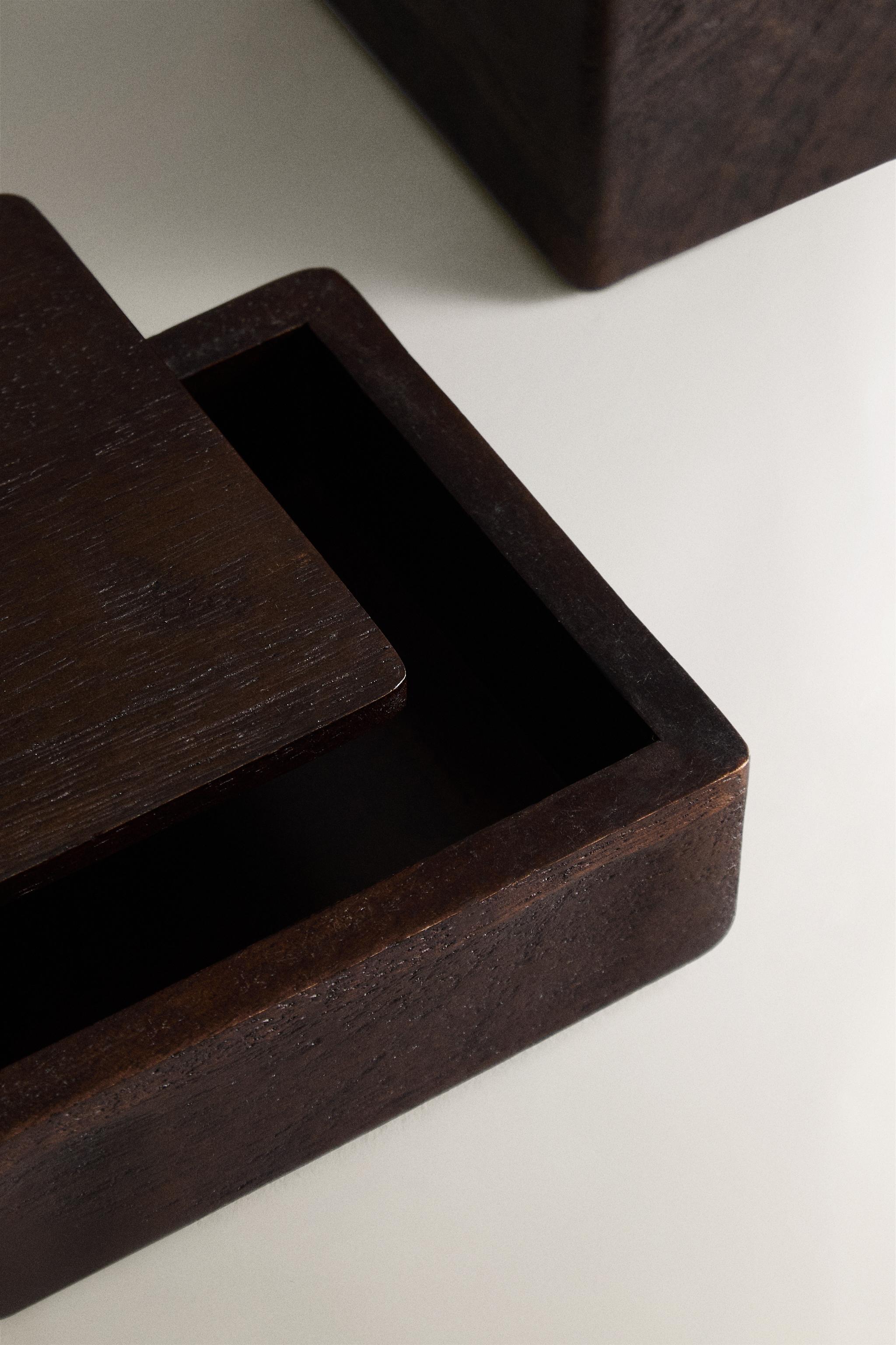 WOODEN BOX WITH A MAGNET