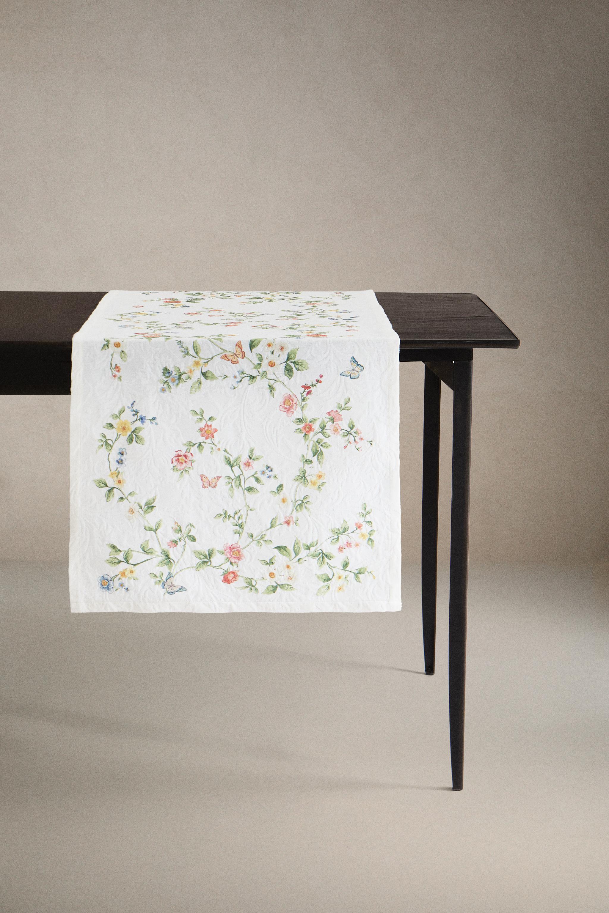 JACQUARD TABLE RUNNER WITH A FLORAL PRINT