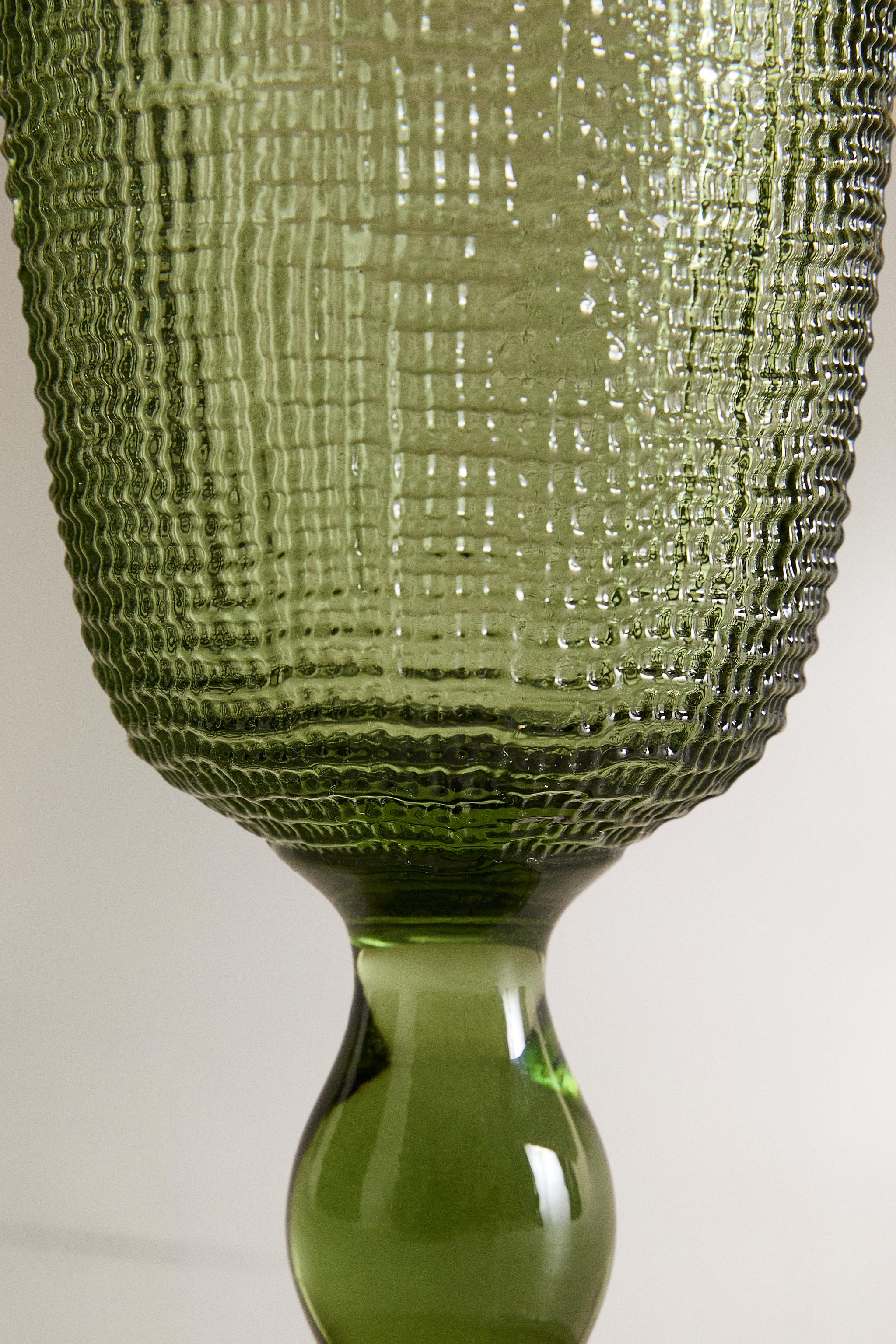 RAISED DESIGN WINE GLASS