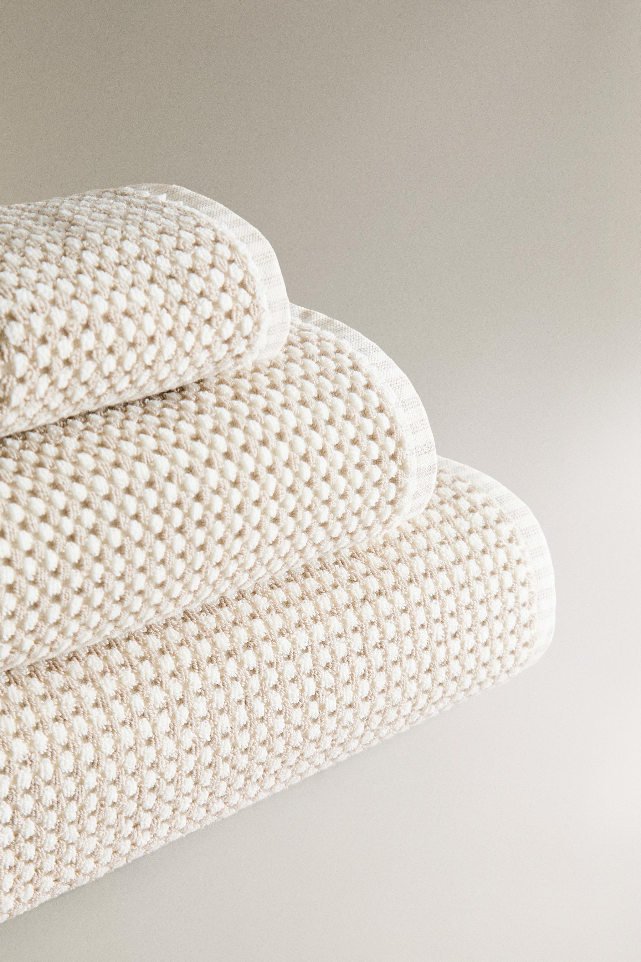 TEXTURED CHECK BATH TOWEL