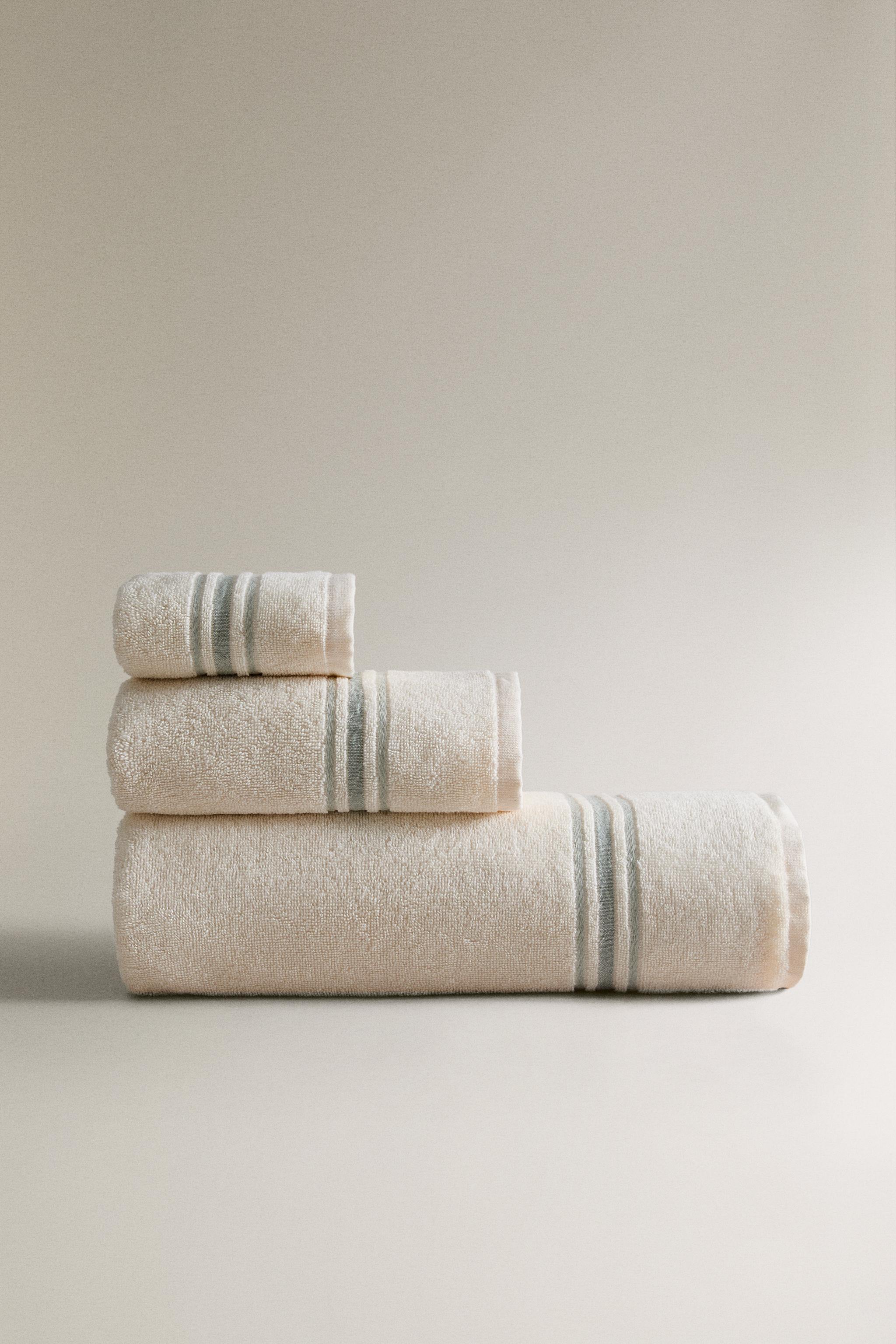 BATH TOWEL WITH COLORED BORDER