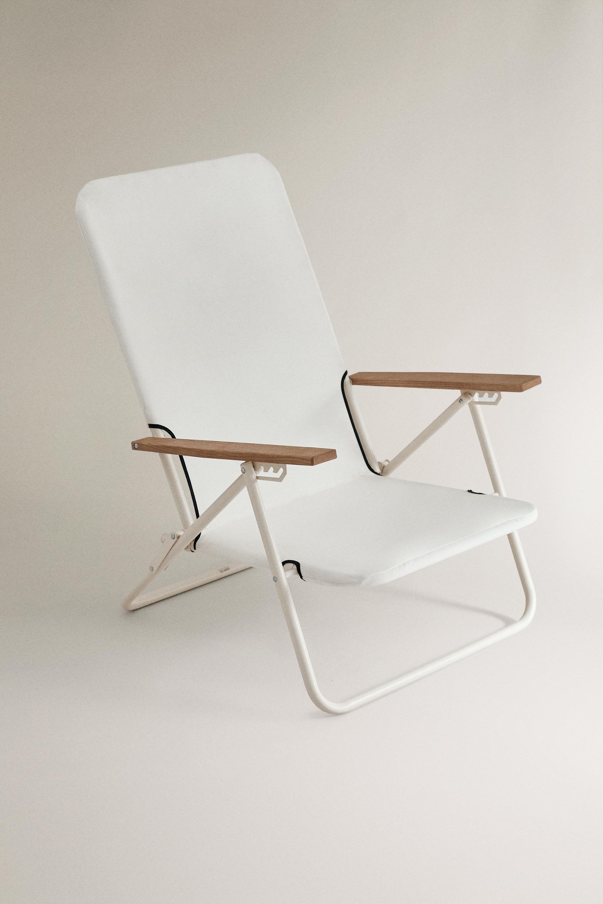 FOLDING BEACH CHAIR WITH WOODEN ARM RESTS