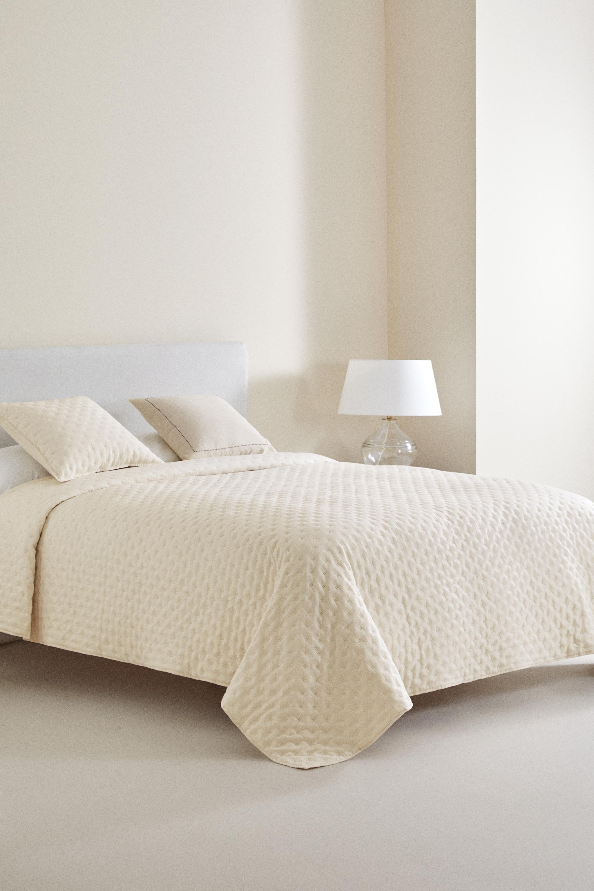 QUILTED QUILT WITH DOTS