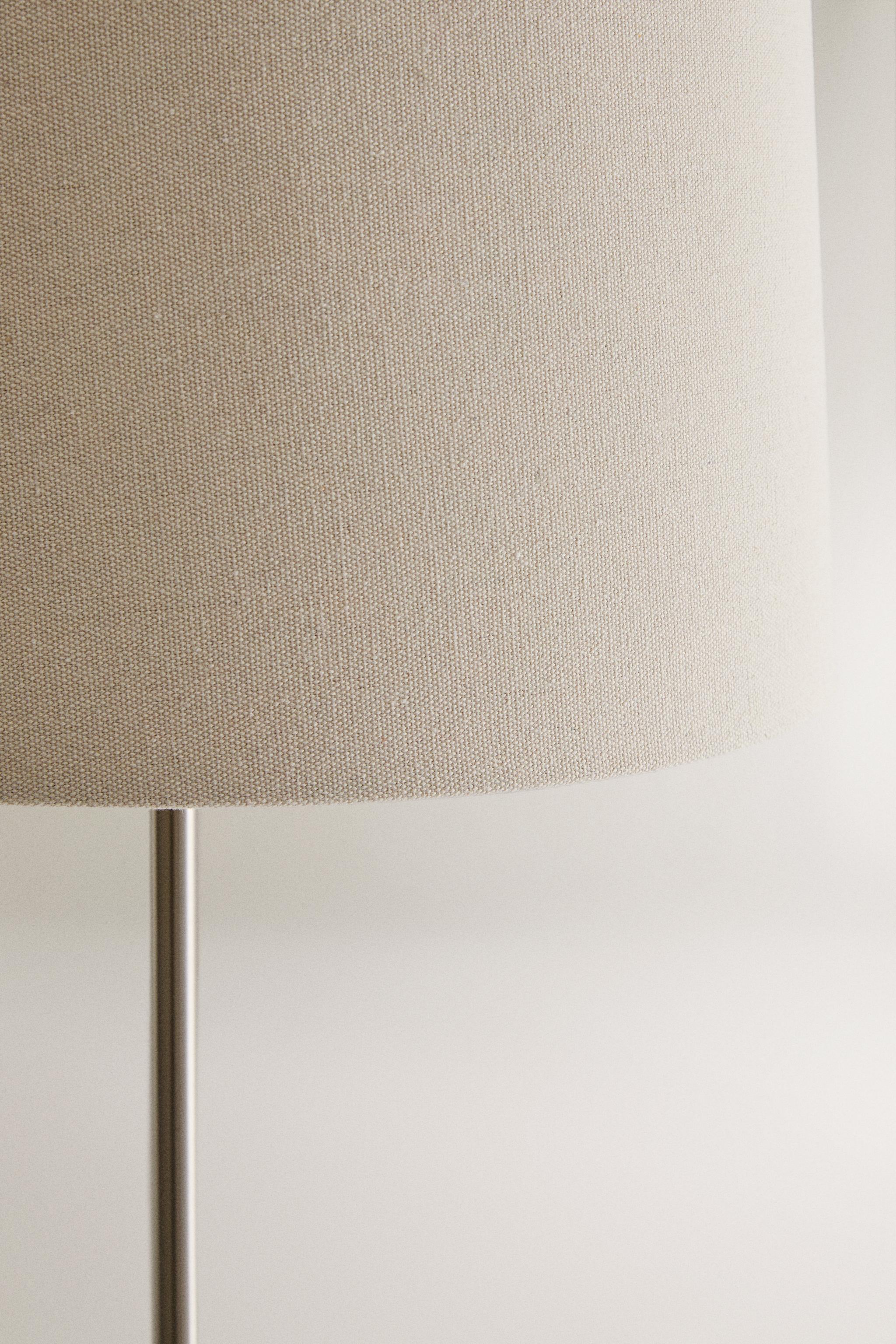 EXTENDABLE METAL FLOOR LAMP