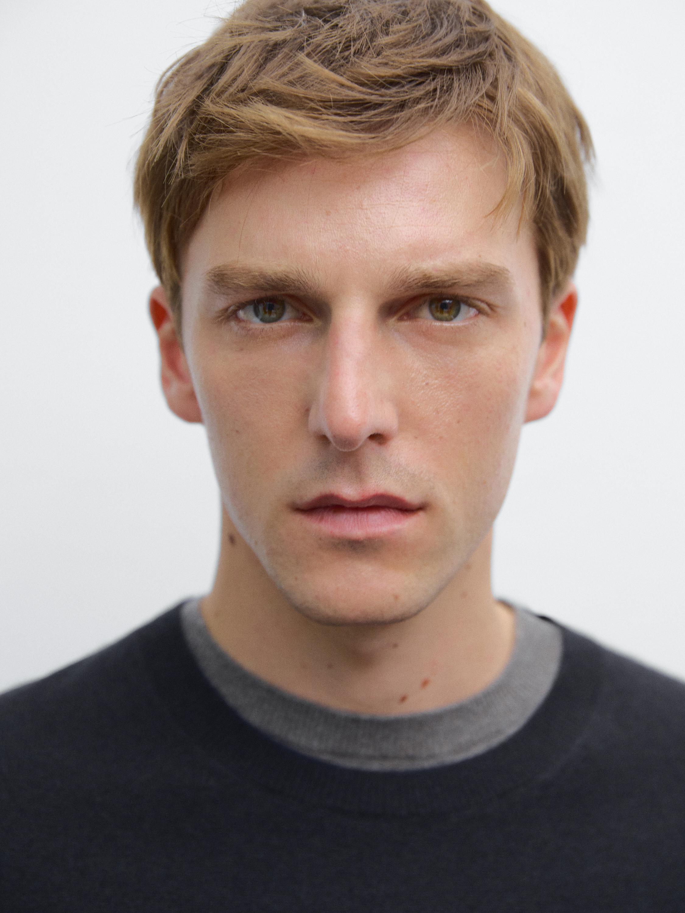 Cashmere knit sweater with a crew neck