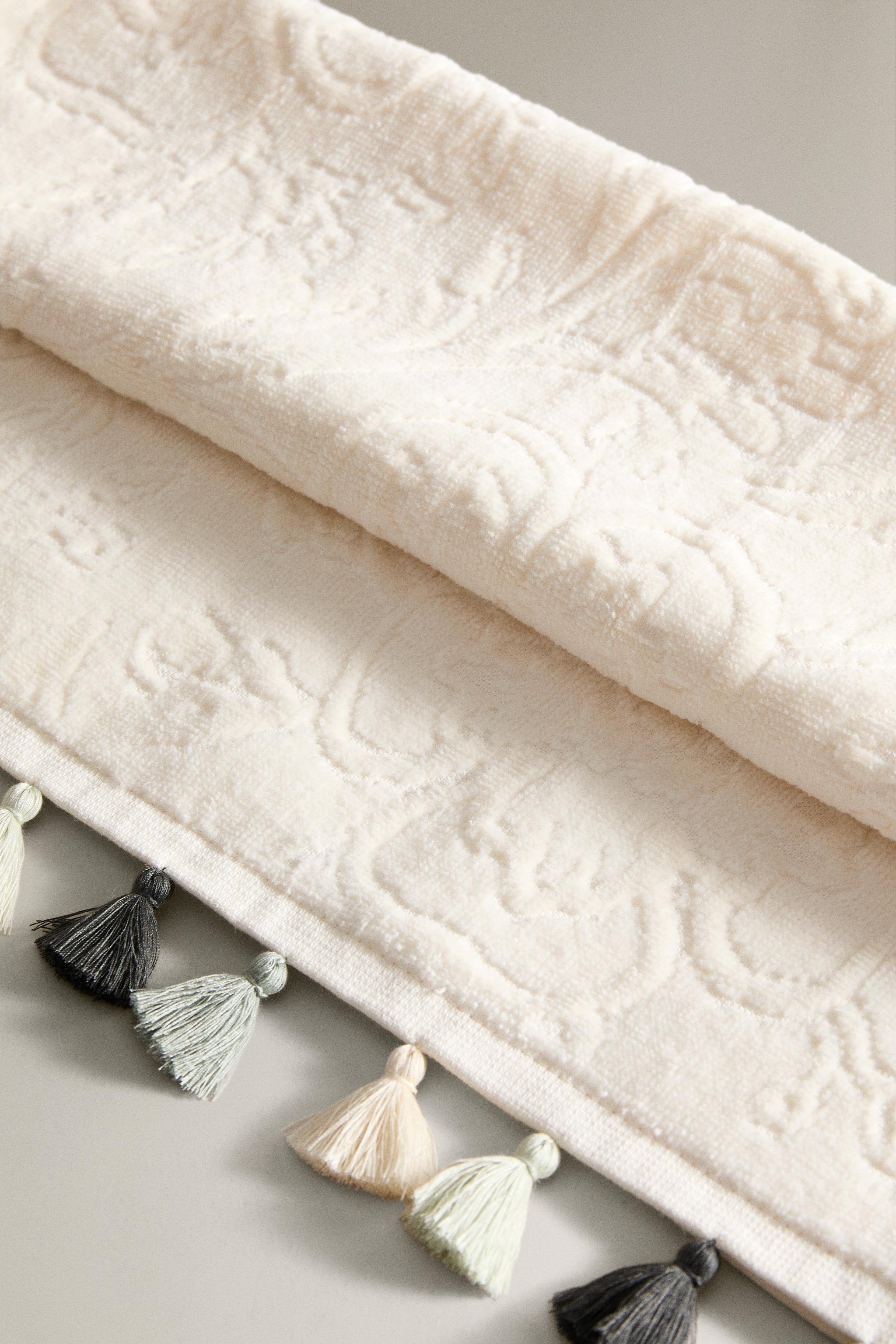 JACQUARD POMPOM BATH TOWEL