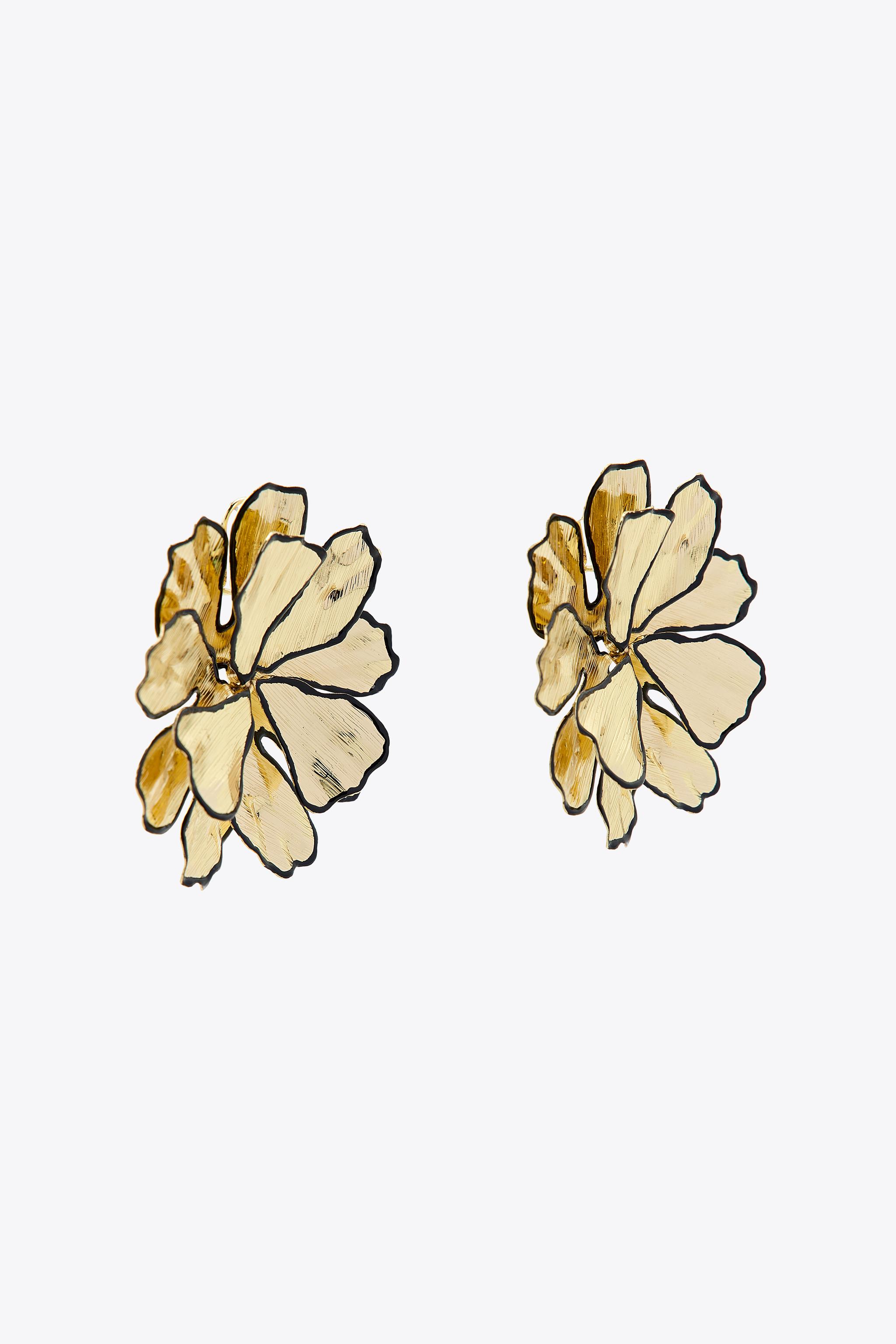 TEXTURED FLOWER EARRINGS