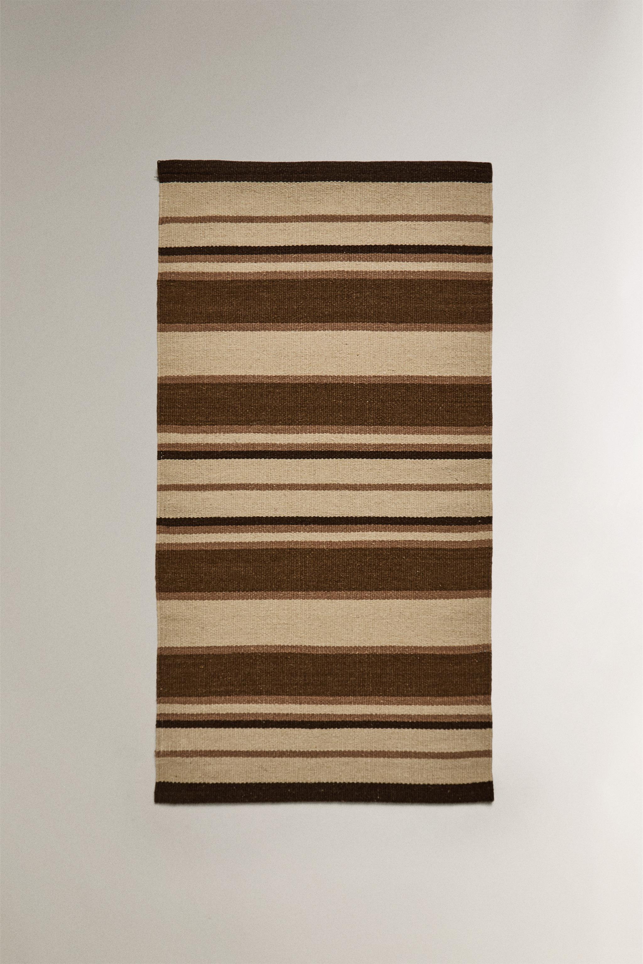 RUG WITH CONTRASTING STRIPES