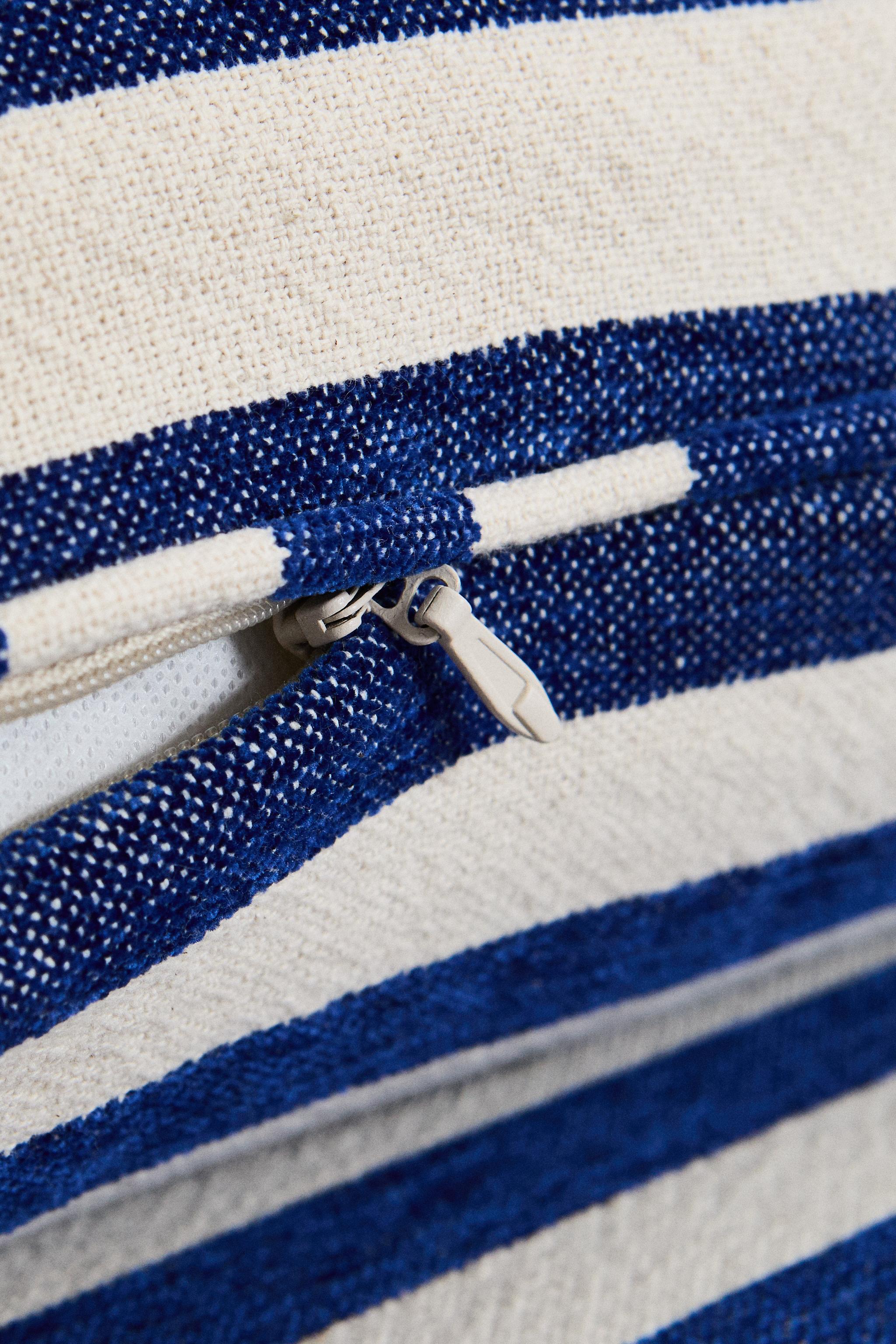 STRIPED FOLDING LOUNGE CHAIR