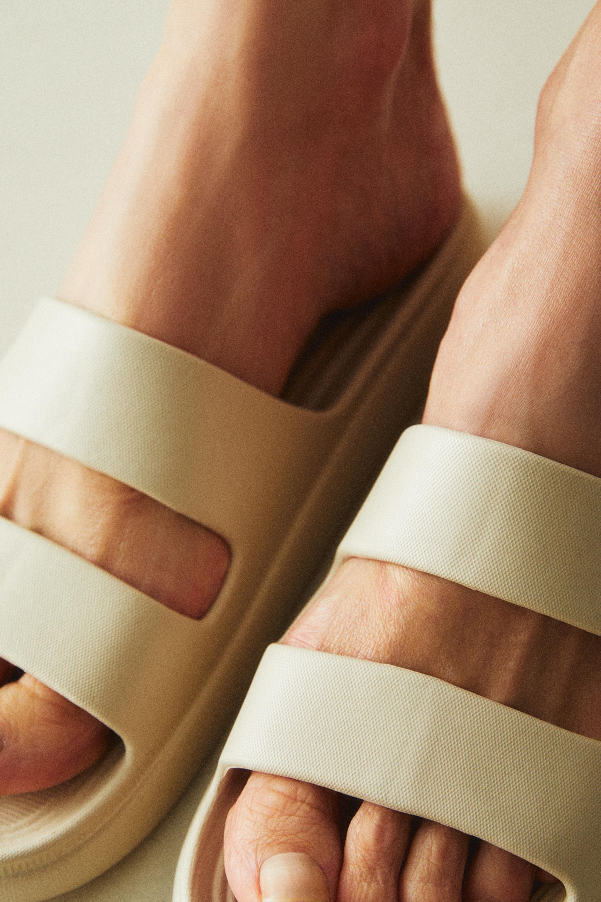 RUBBERIZED FLATFORM SANDALS