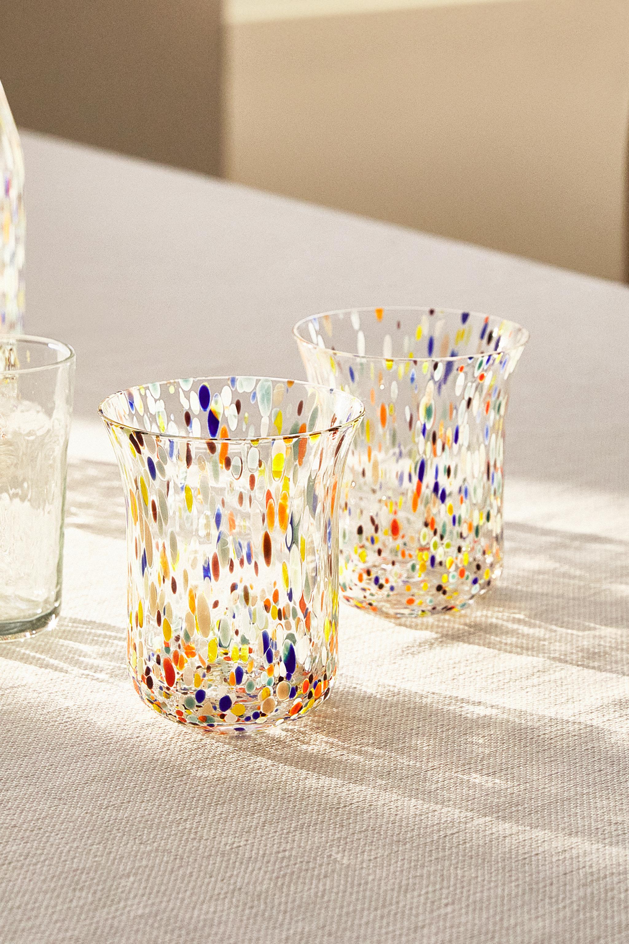 BLOWN GLASS TUMBLER WITH SPECKLED DESIGN