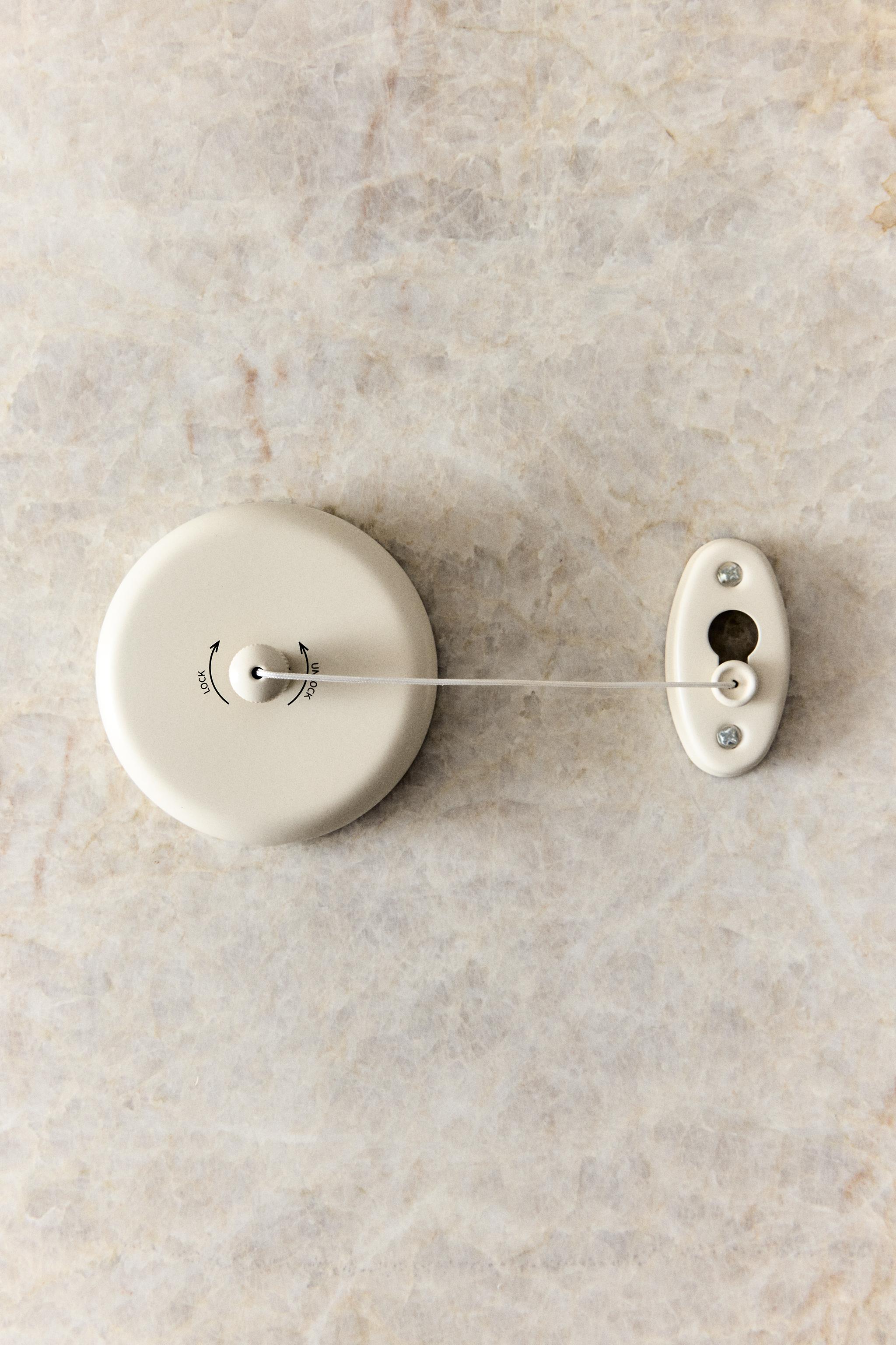 RETRACTABLE WALL CLOTHES LINE