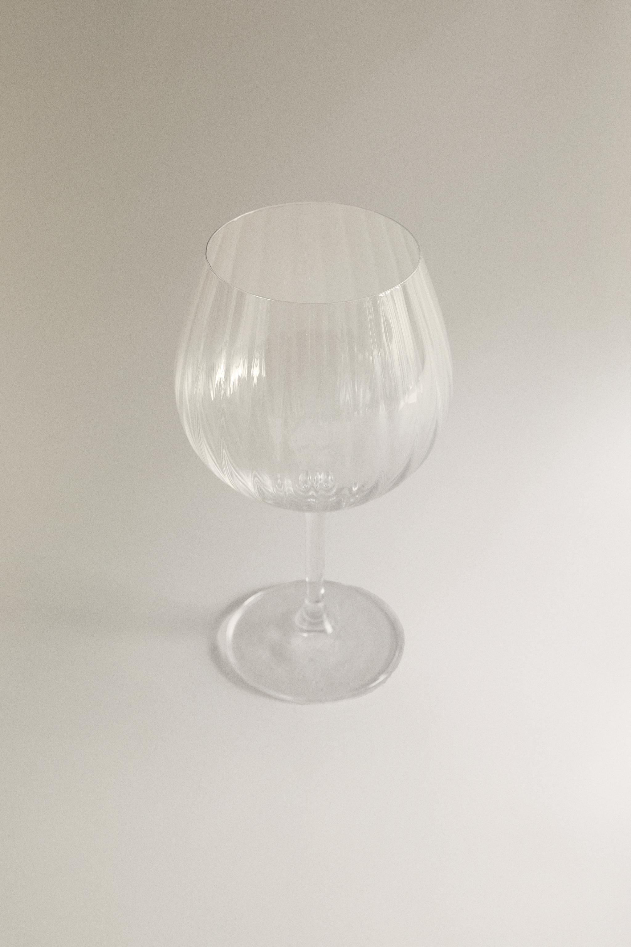 CRYSTALLINE GLASS WITH A RAISED DESIGN