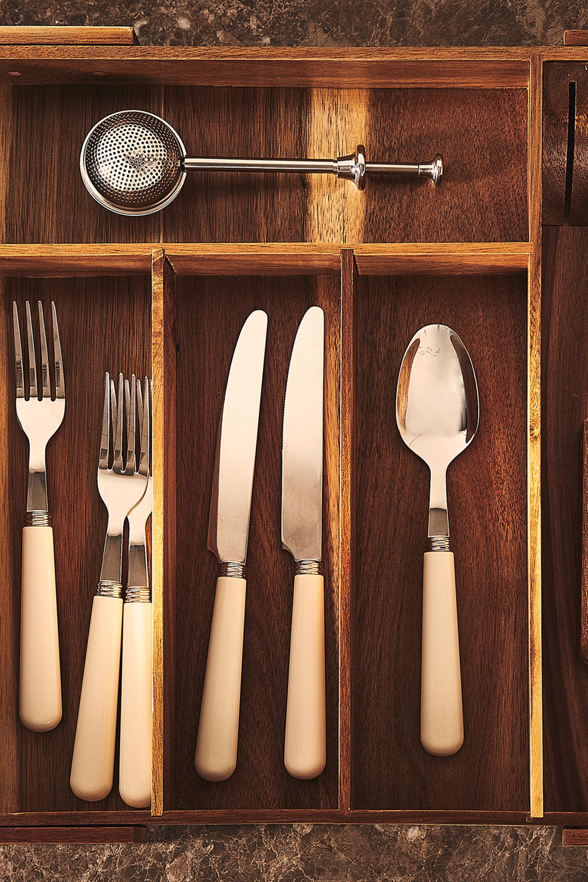 EXTENDIBLE WOODEN FLATWARE TRAY