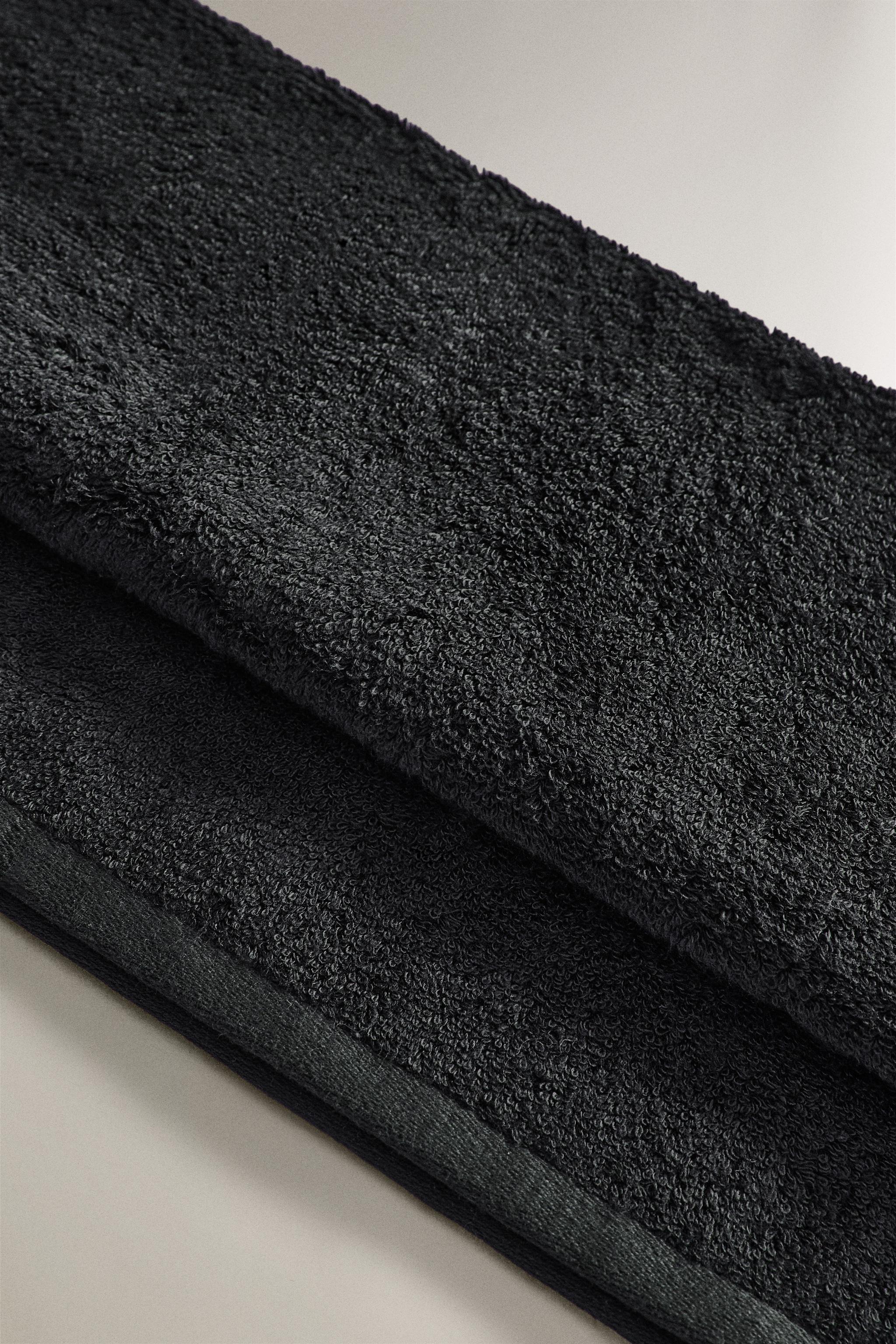 TERRYCLOTH BATH TOWEL WITH A PLAIN DESIGN