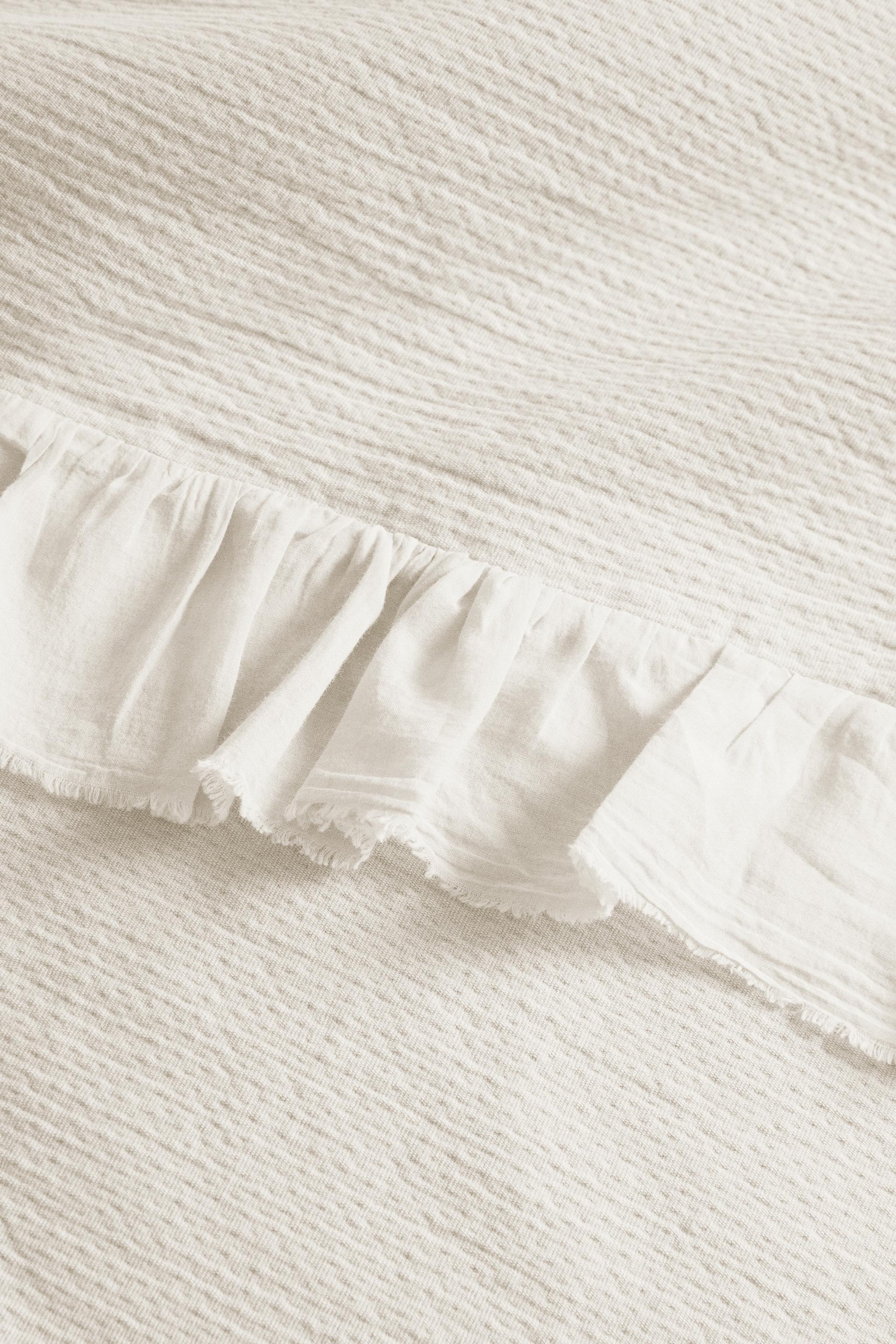 TEXTURED BEDSPREAD WITH RUFFLE TRIM