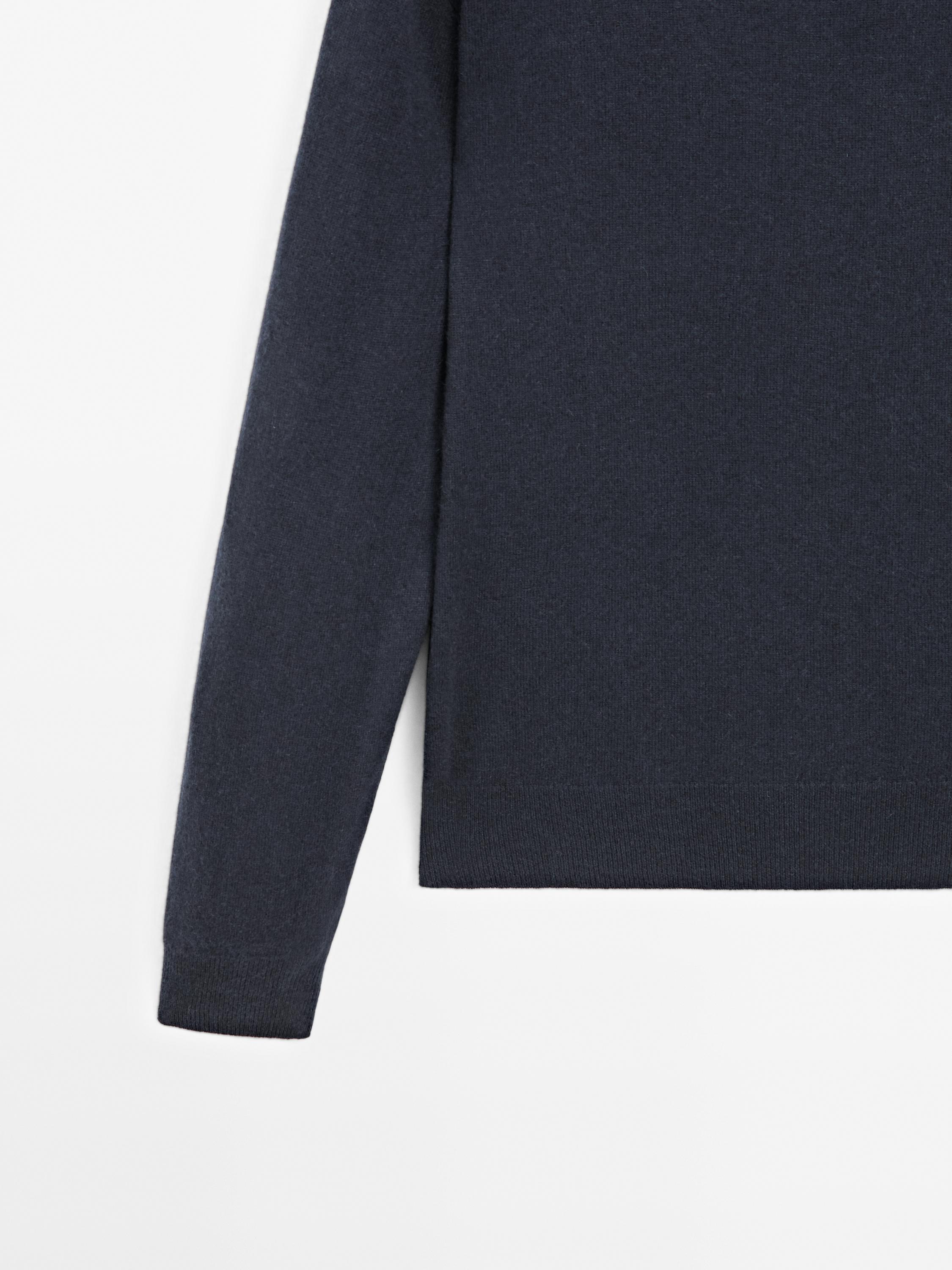 Cashmere knit sweater with a crew neck