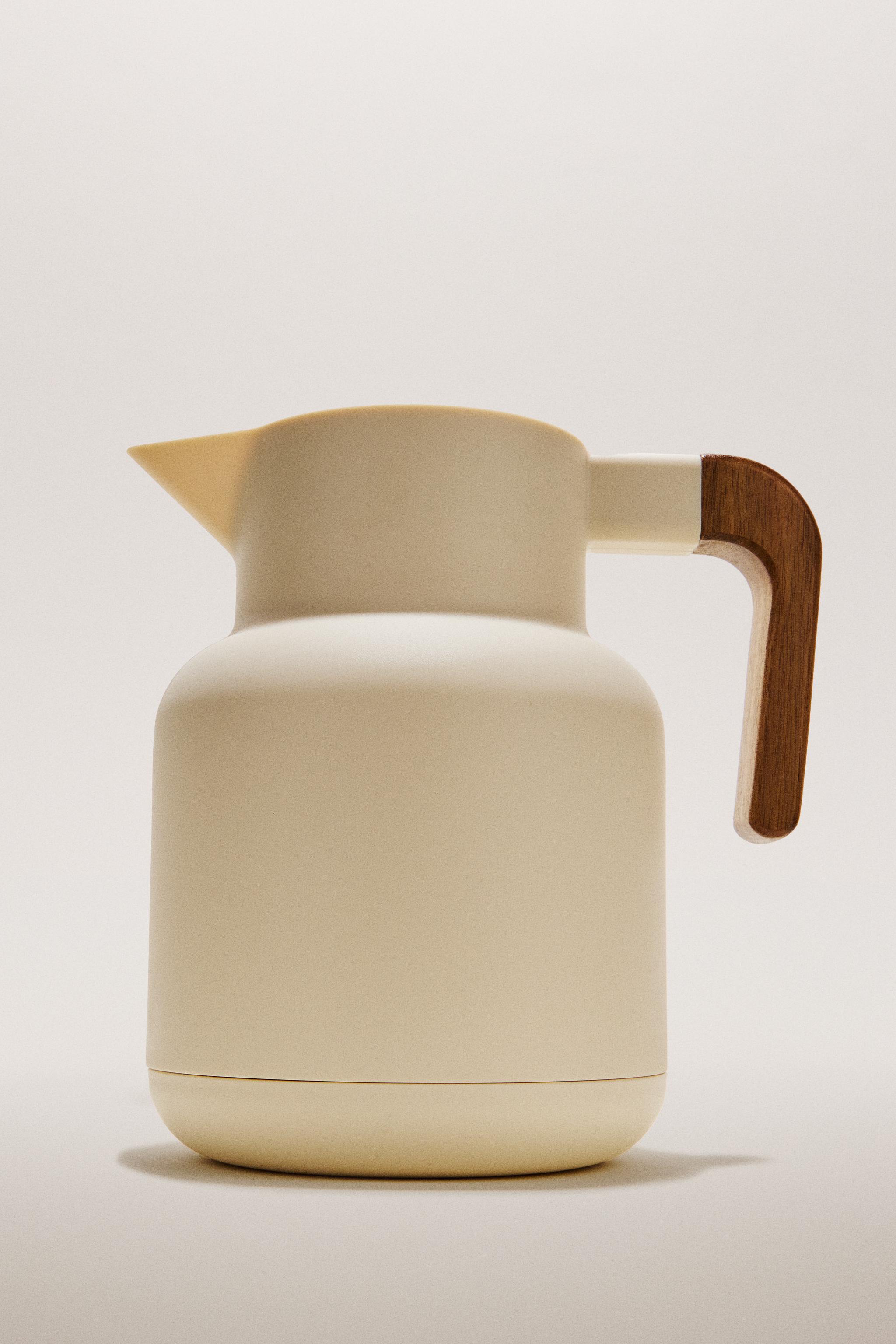 THERMAL PITCHER WITH AN ACACIA HANDLE