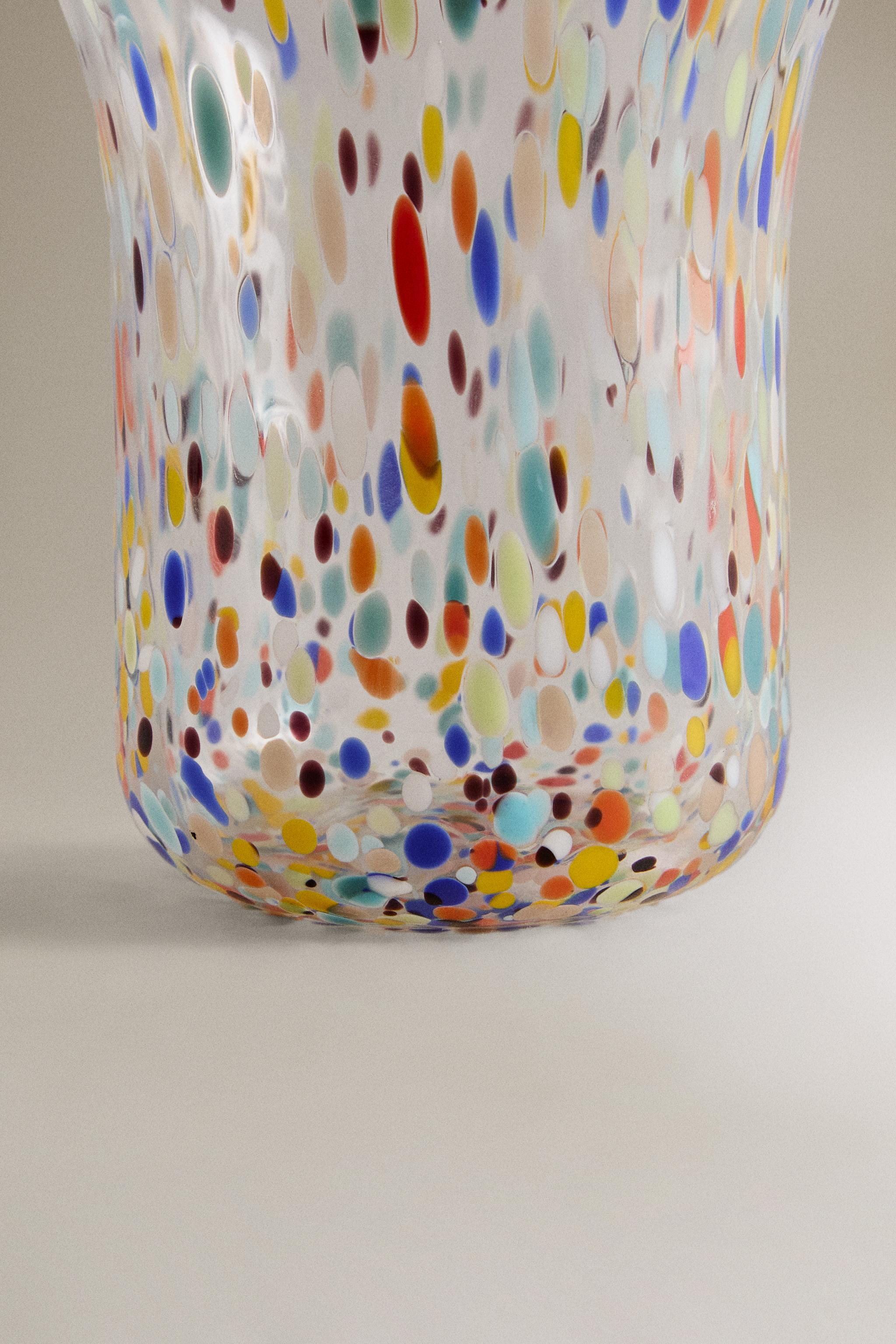 BLOWN GLASS TUMBLER WITH SPECKLED DESIGN