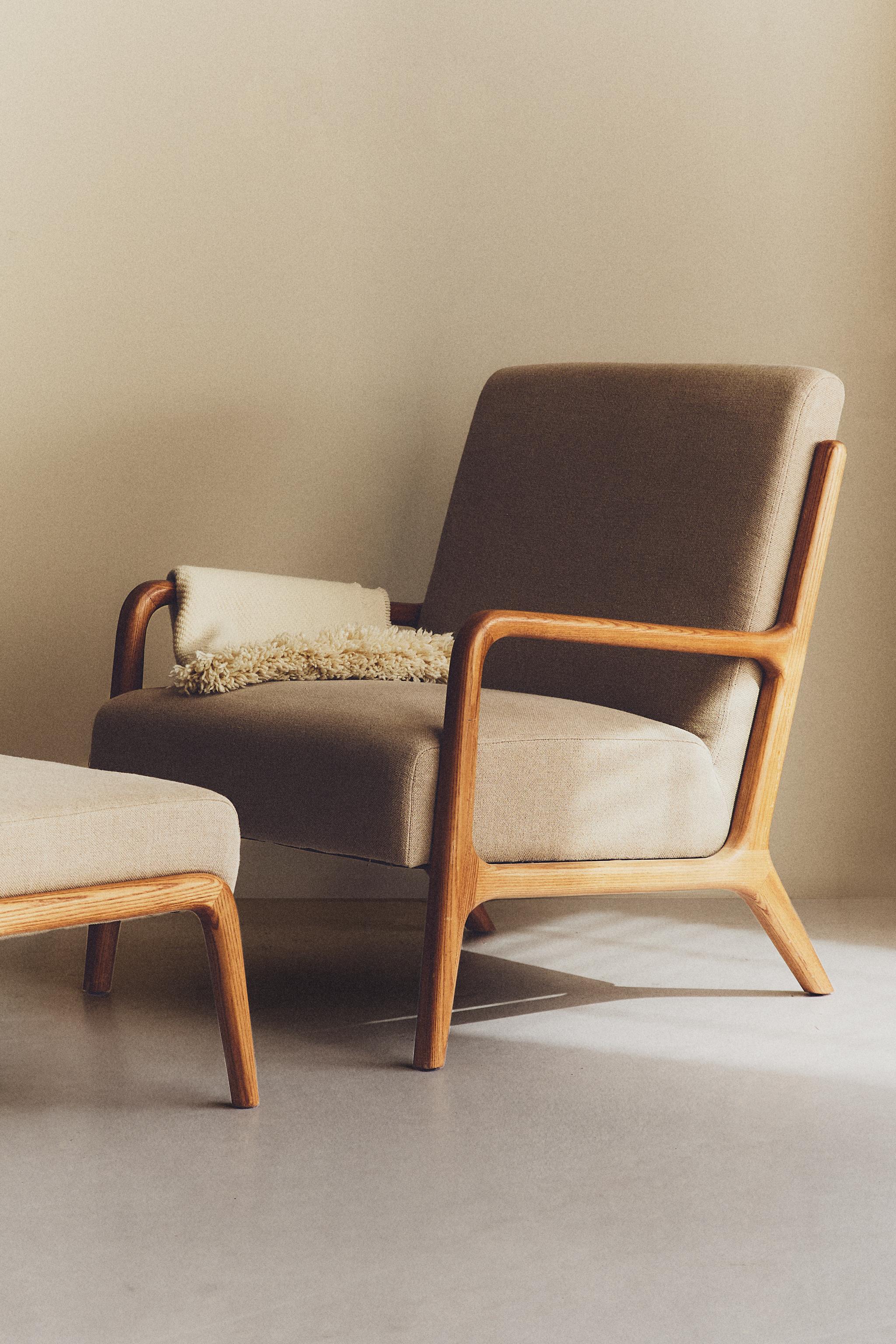 ASH WOOD LINEN ACCENT CHAIR