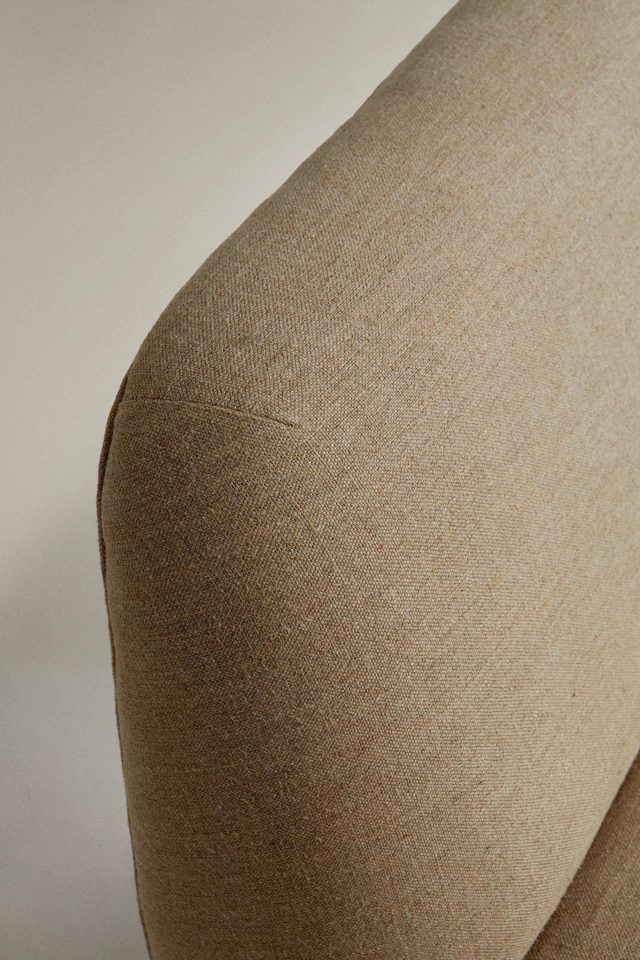 UPHOLSTERED LINEN ACCENT CHAIR