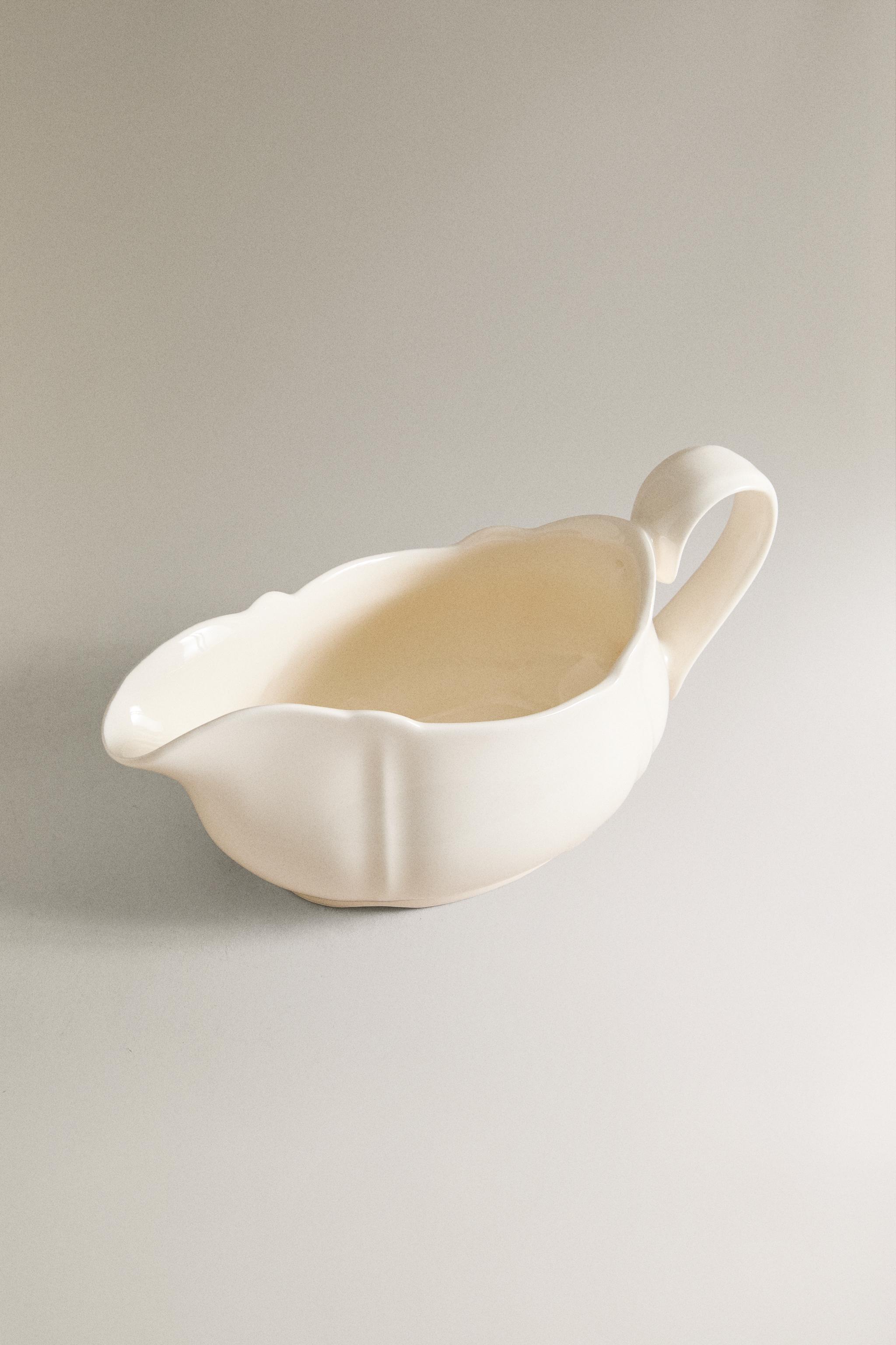 EARTHENWARE GRAVY BOAT WITH RAISED-EDGE DETAIL