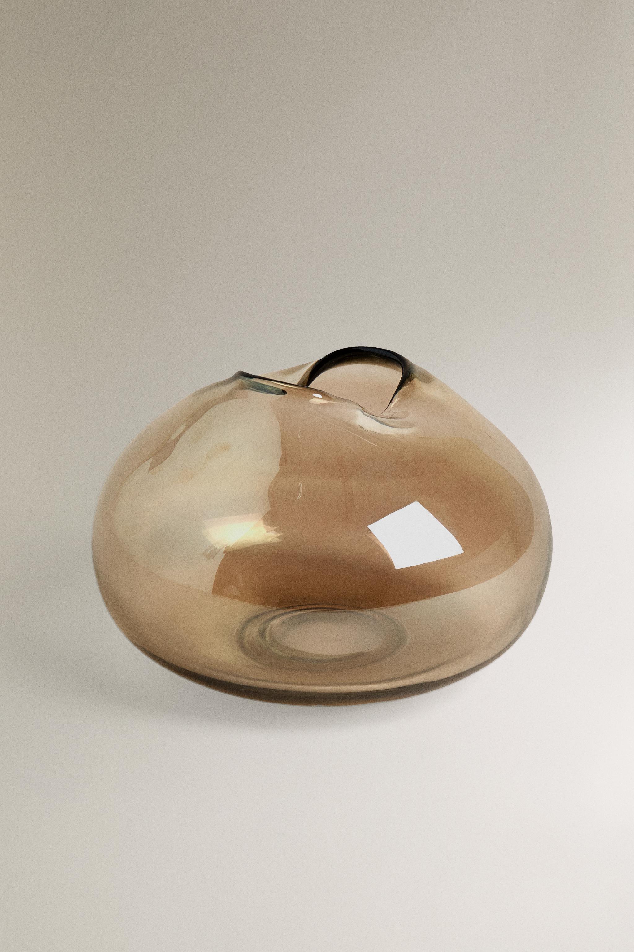 LOW SHINY GLASS VASE