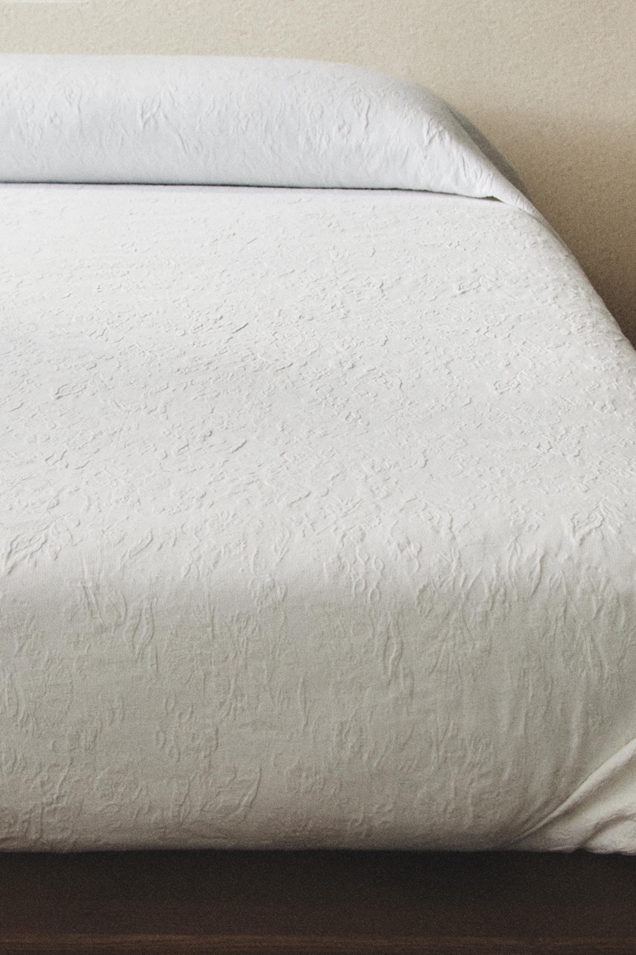 FLORAL JACQUARD BEDSPREAD