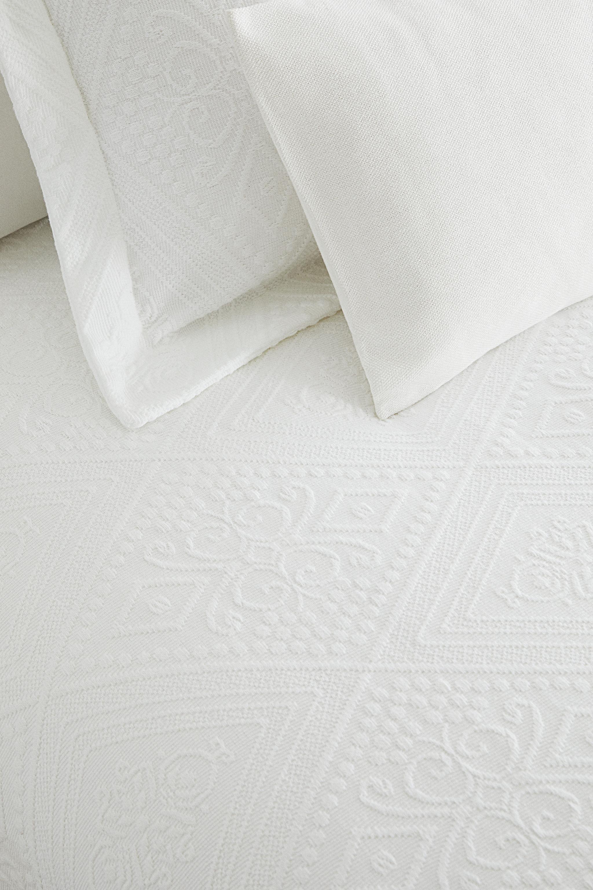 COTTON BEDSPREAD WITH A GEOMETRIC DESIGN