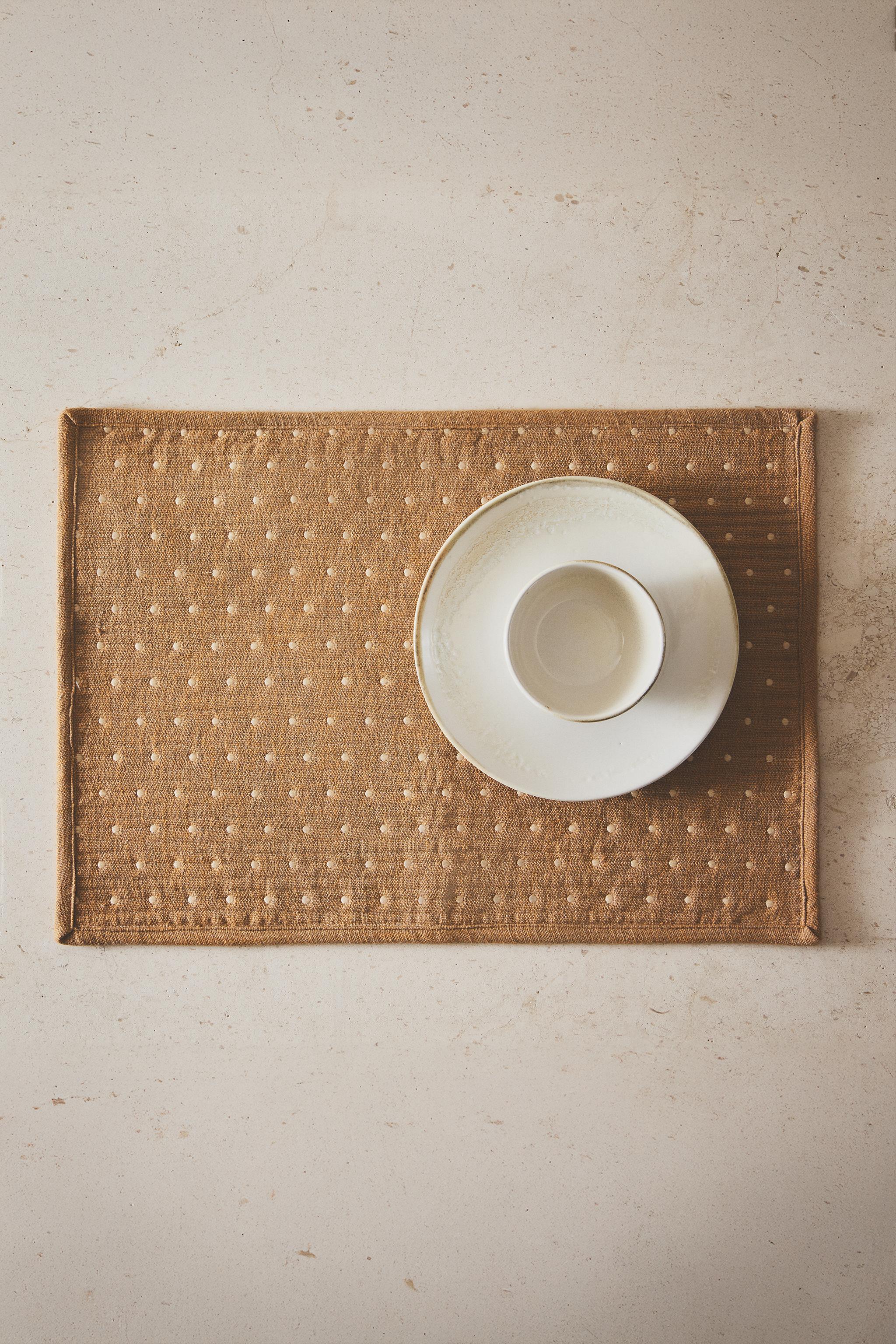 PADDED PLACEMAT WITH TOPSTITCHING