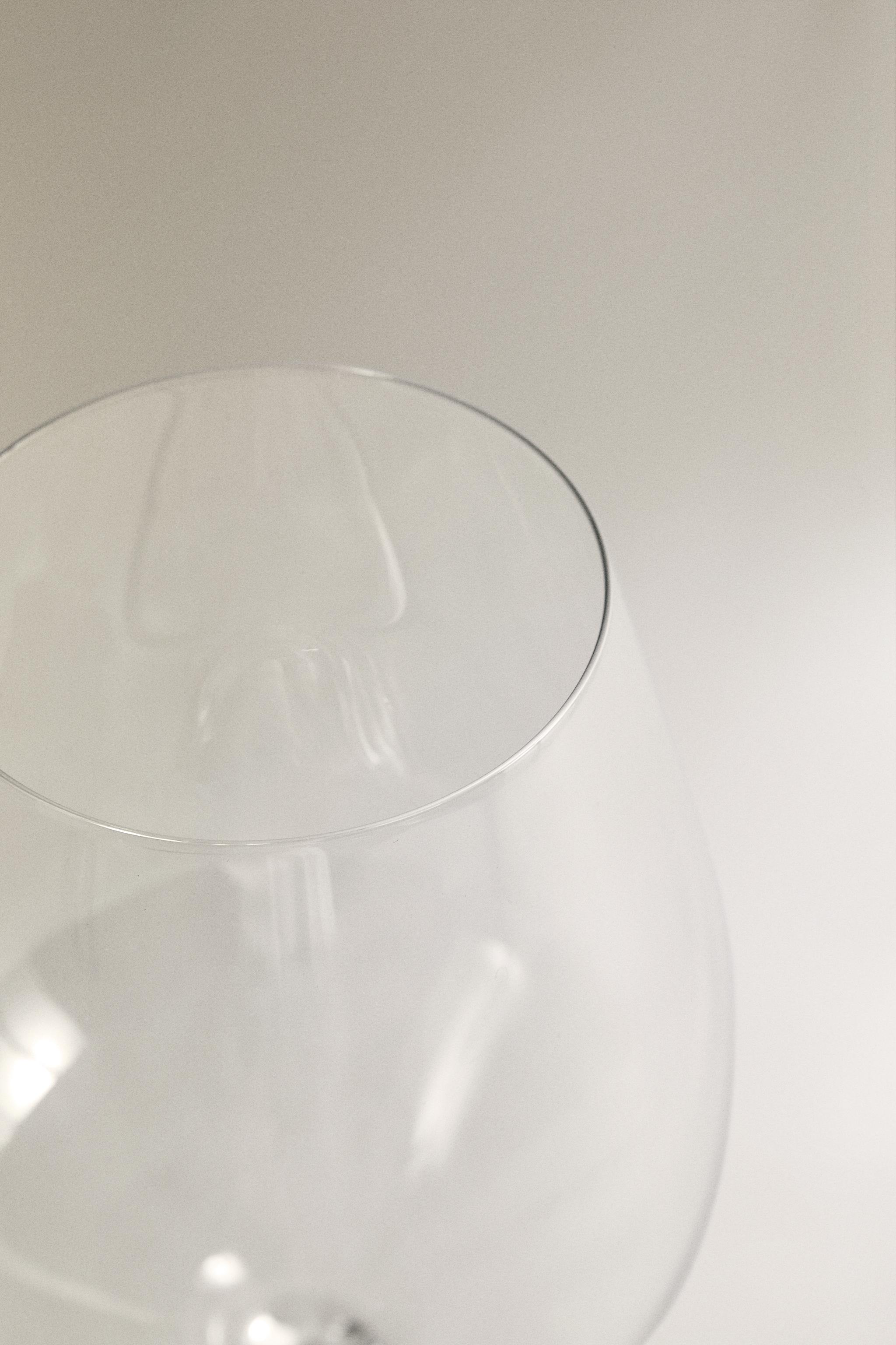 ULTRA LIGHTWEIGHT CRYSTALLINE GLASS