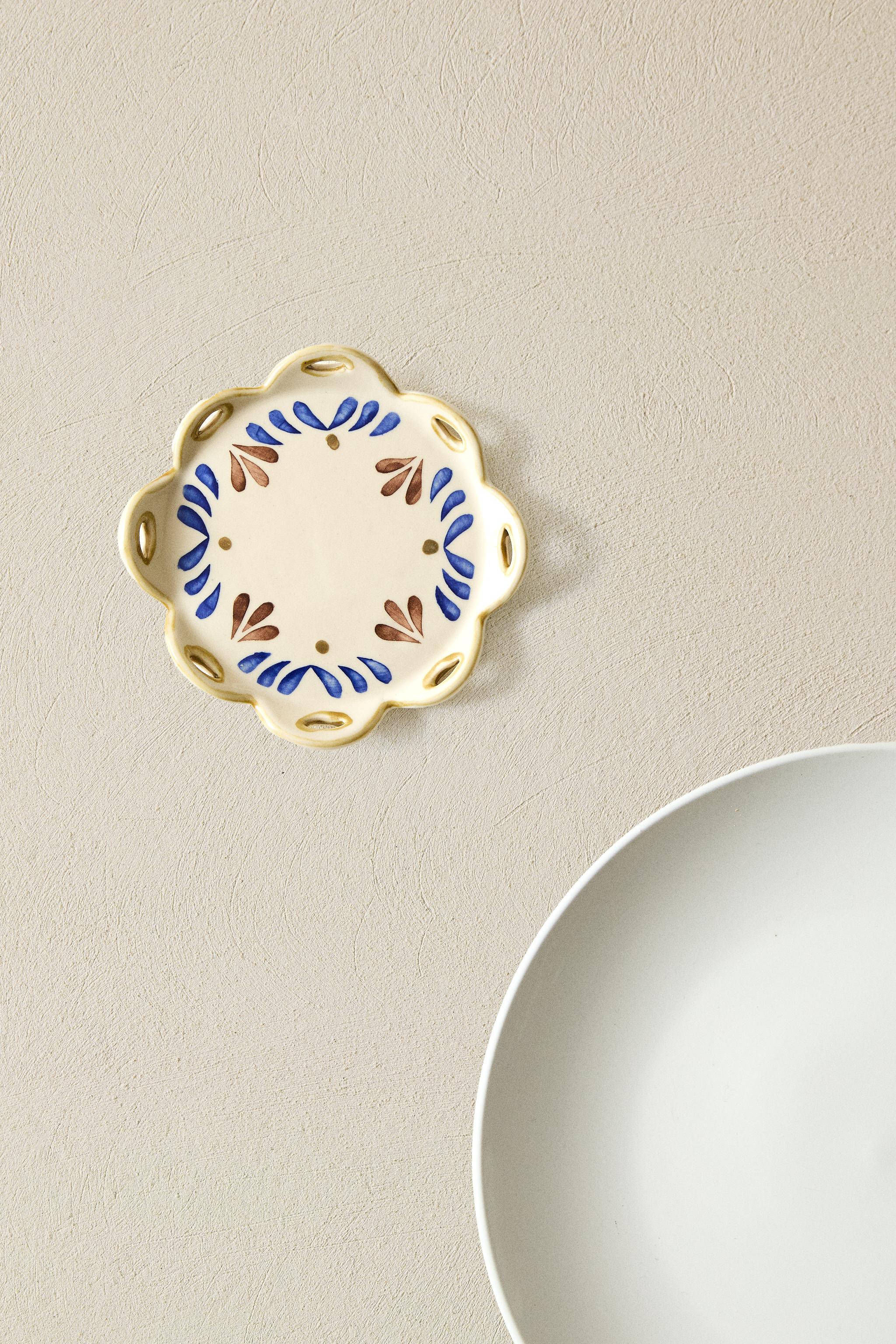 CERAMIC SIDE PLATE WITH FLORAL MOTIFS