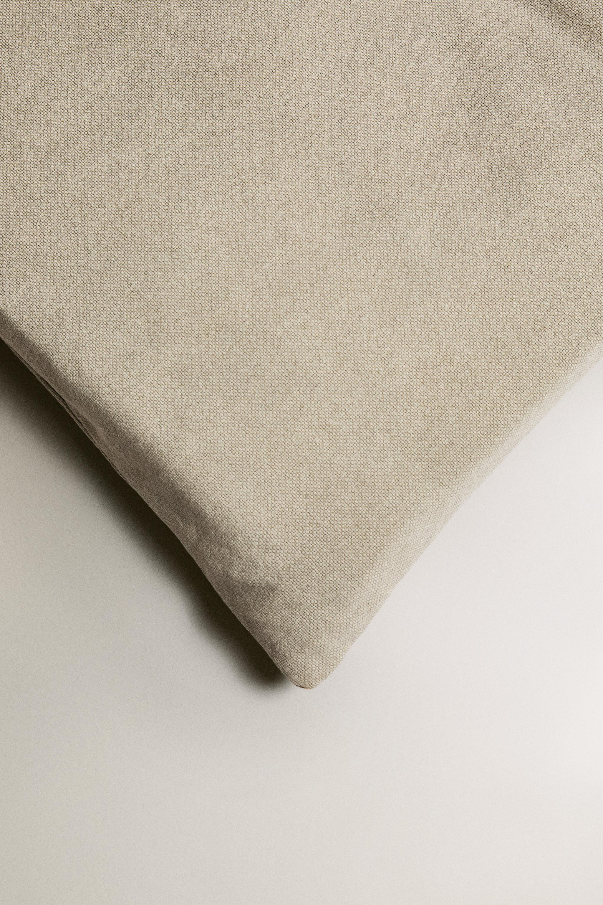 TOPPER WITH TOPSTITCHING