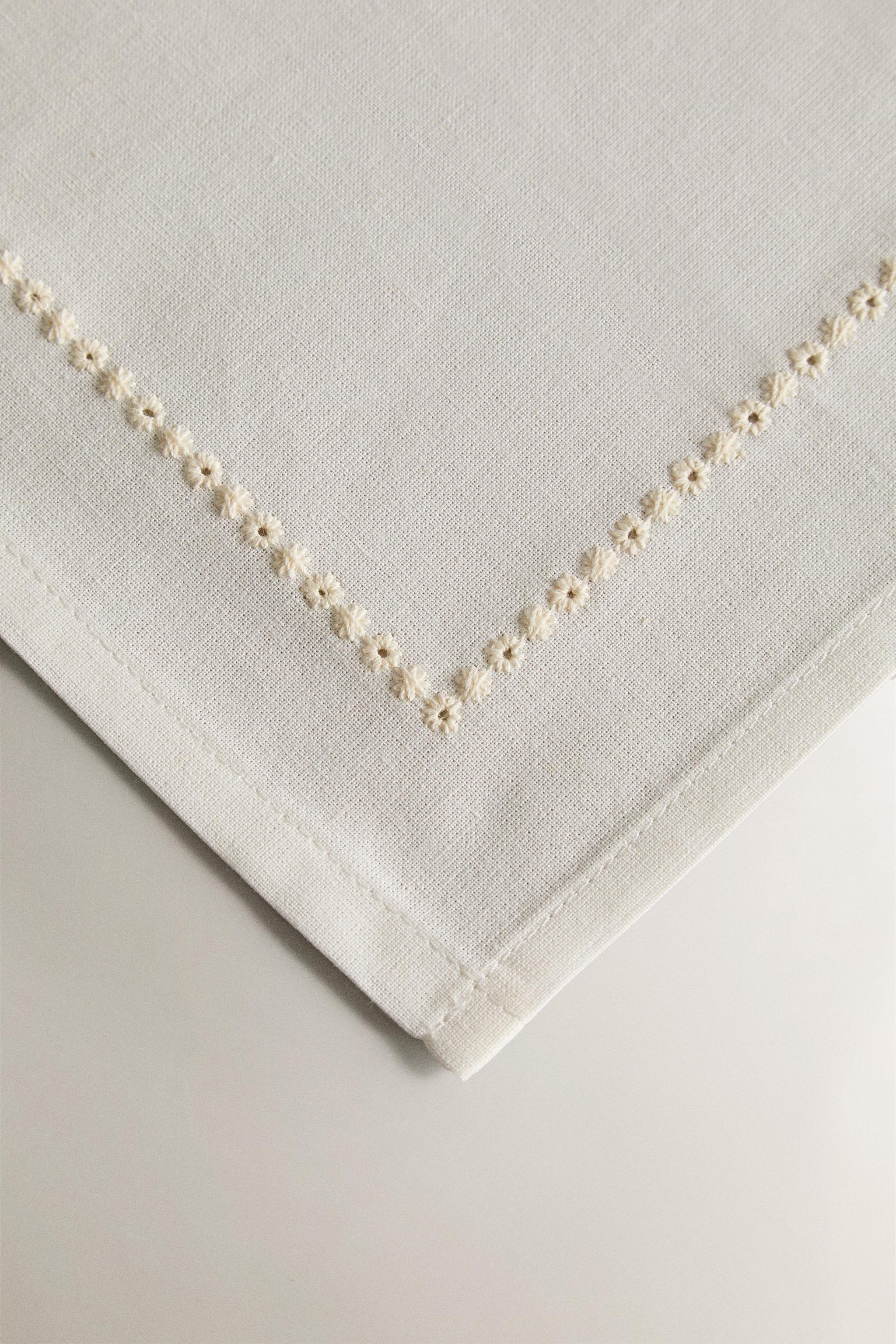 SET OF EMBROIDERED FLORAL INSERT NAPKINS (SET OF 2)