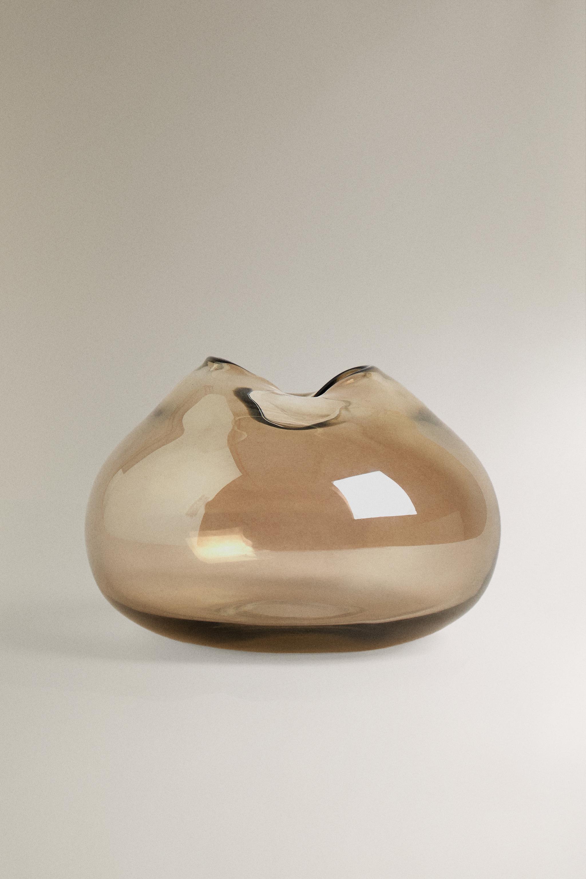 LOW SHINY GLASS VASE