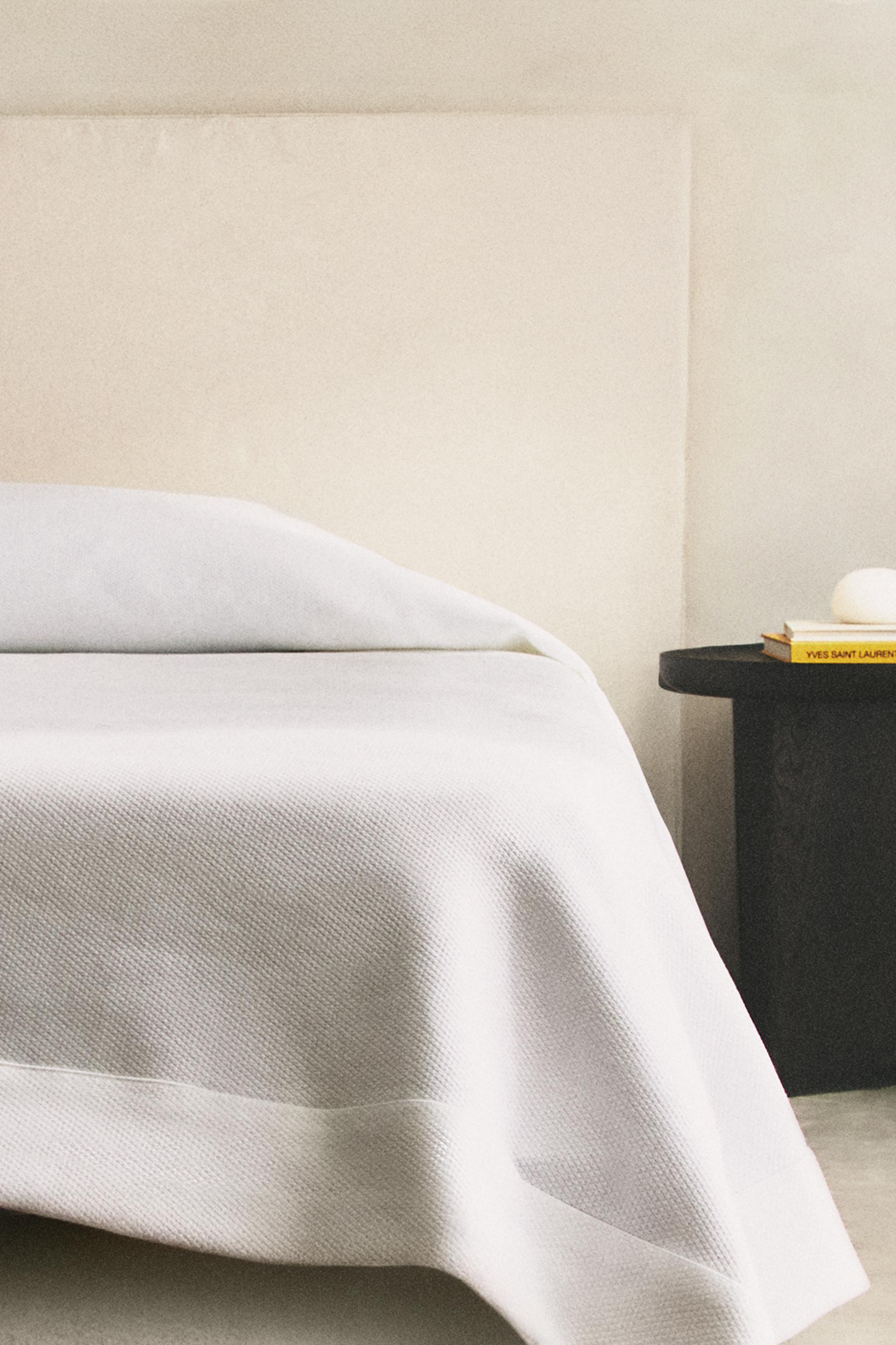 SQUARE BEDSPREAD WITH EDGE