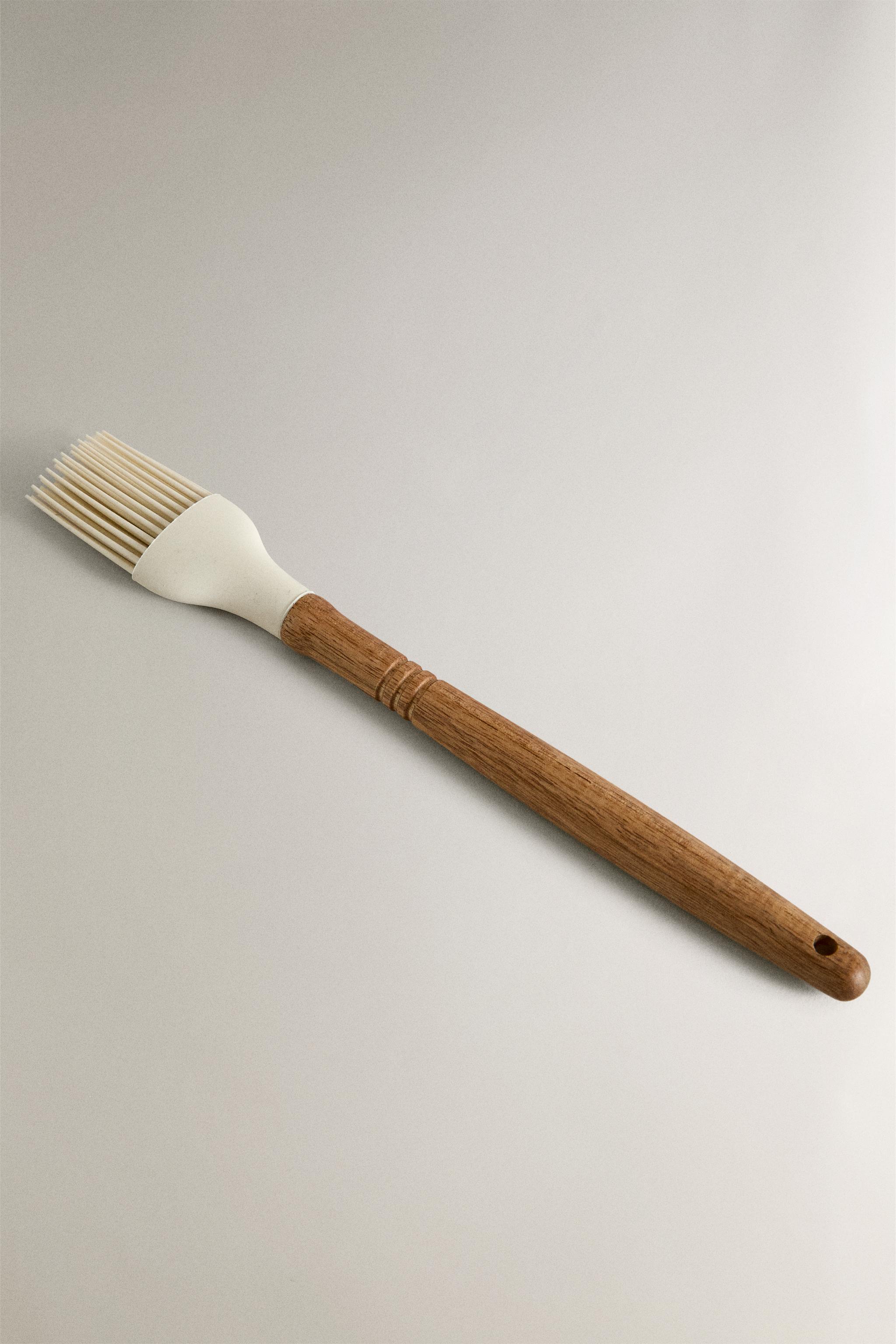 SILICONE AND WOODEN BRUSH