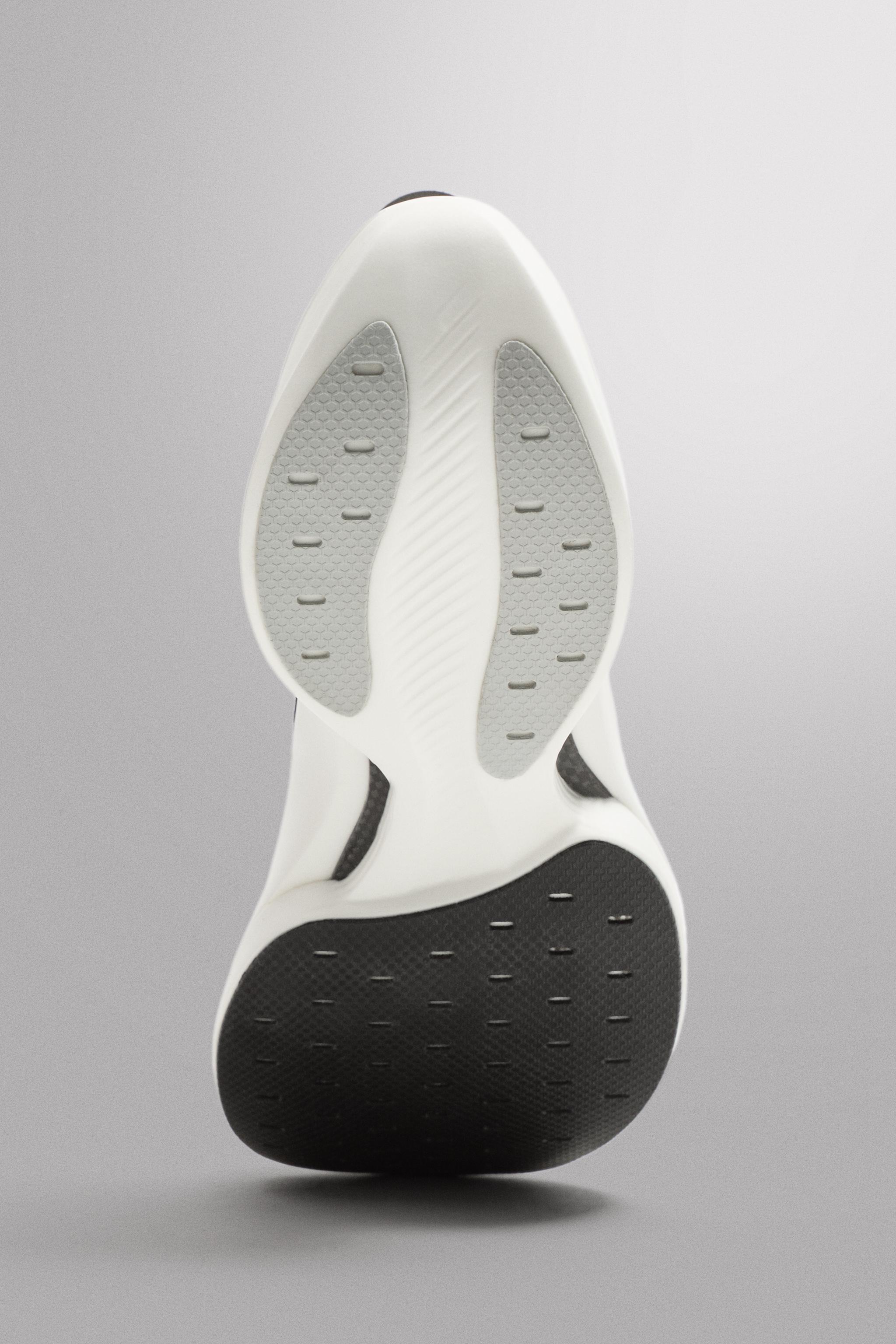 MARATHON RUNNING SHOES