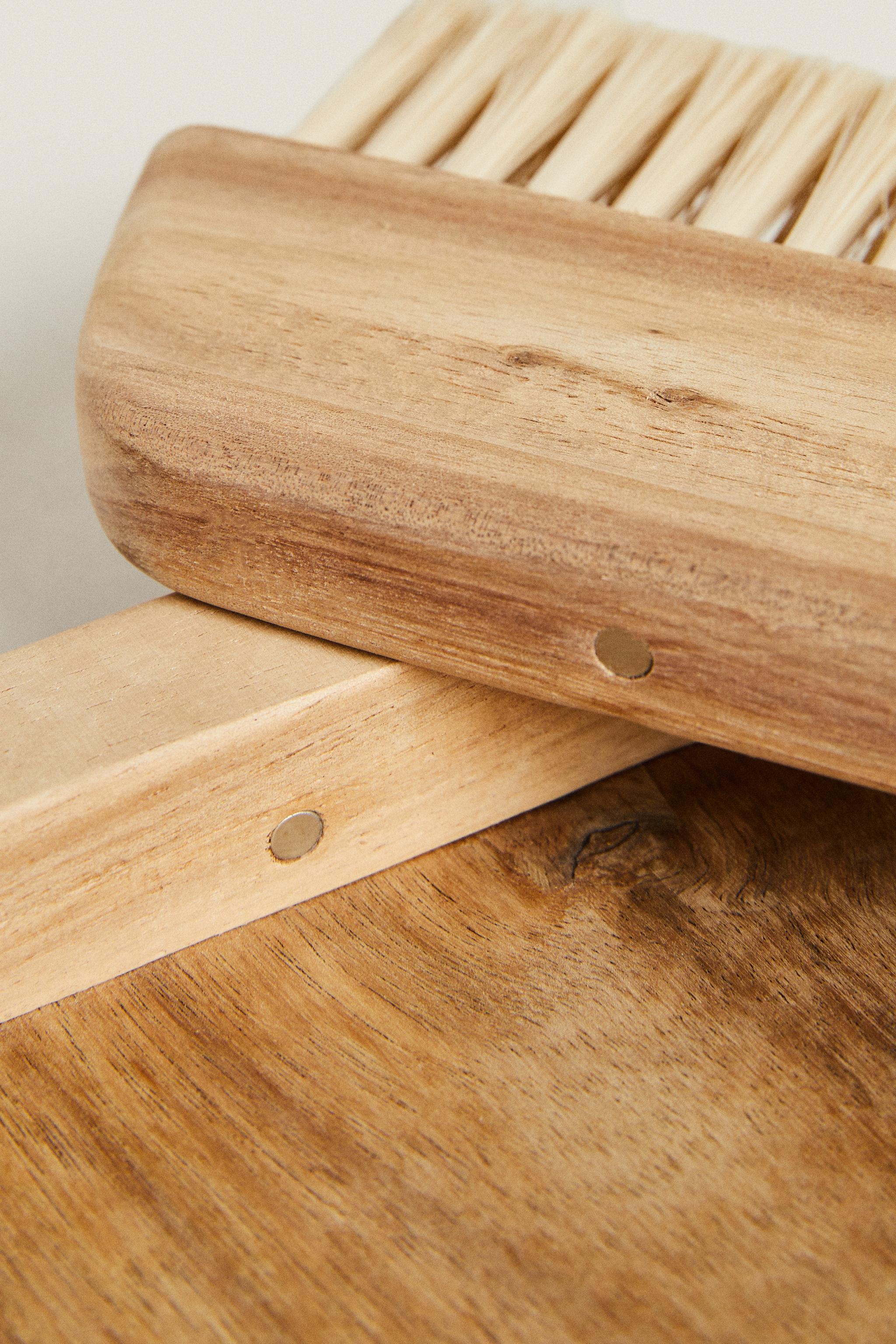 WOODEN DUSTPAN AND BRUSH