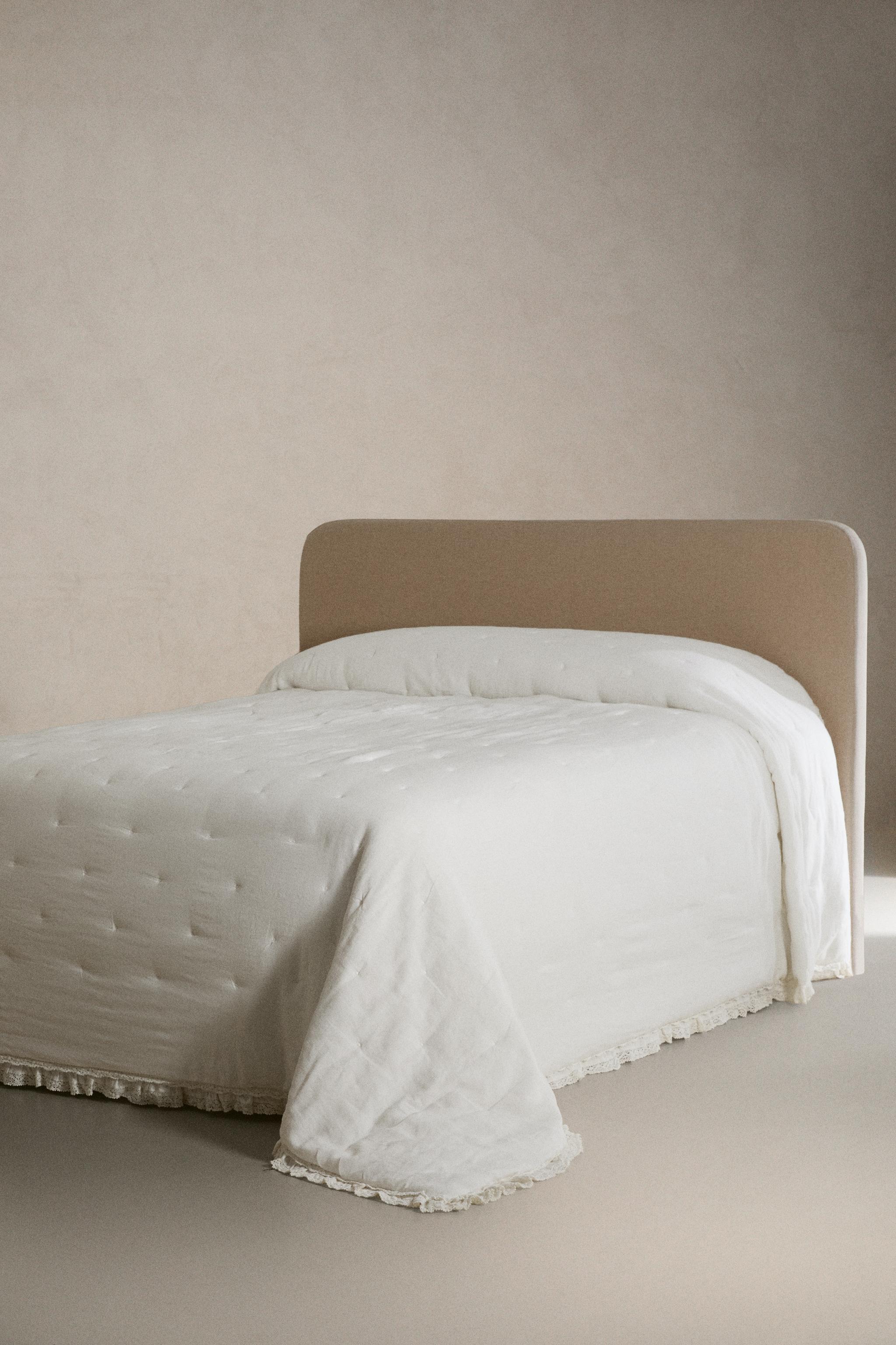 LINEN QUILT WITH A LACE TRIM